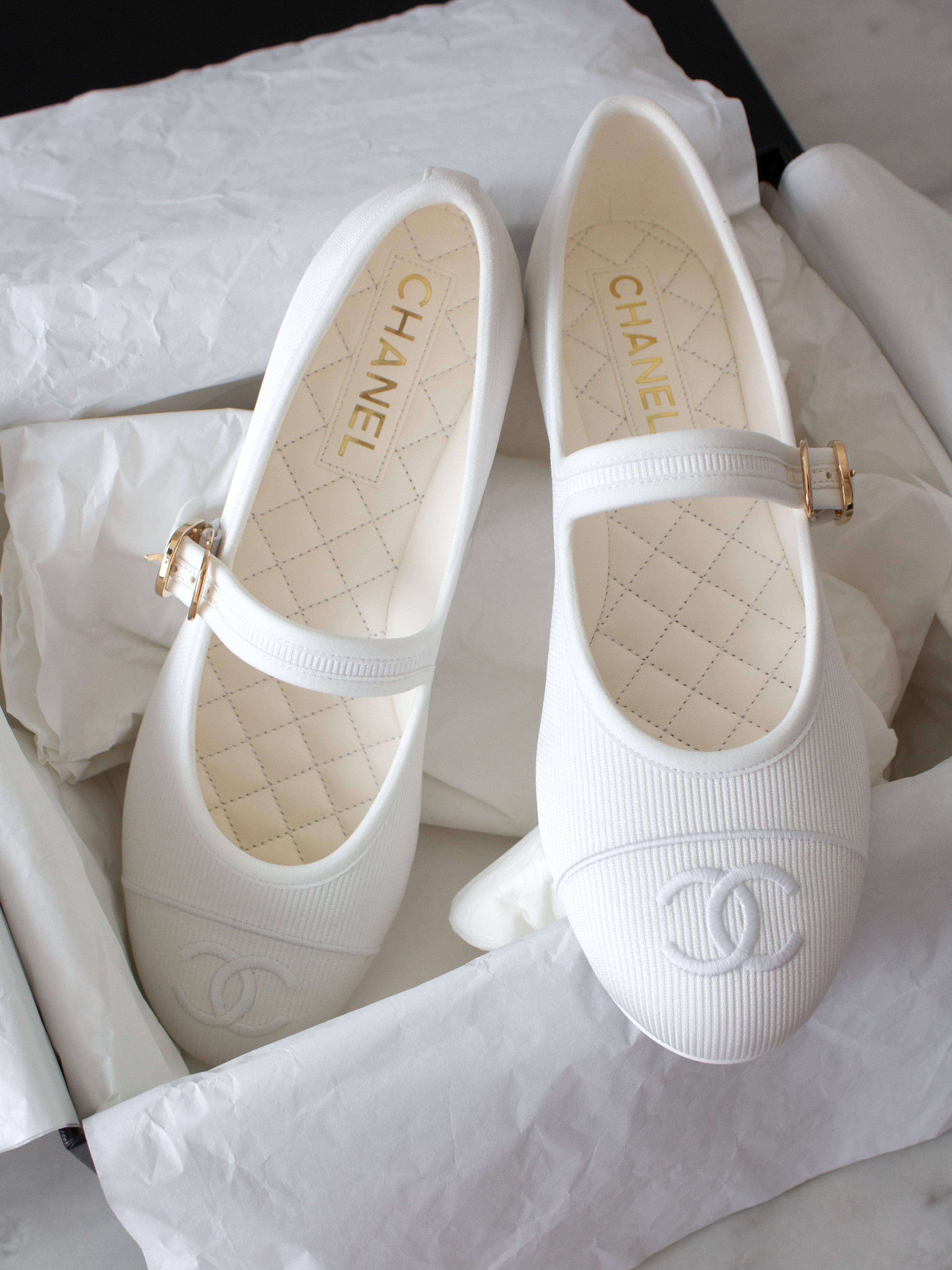 Chanel 24S Runway White Cotton Silk Mary Jane CC 2024 Ballet Flats Shoes 39 In New Condition In Jersey City, NJ