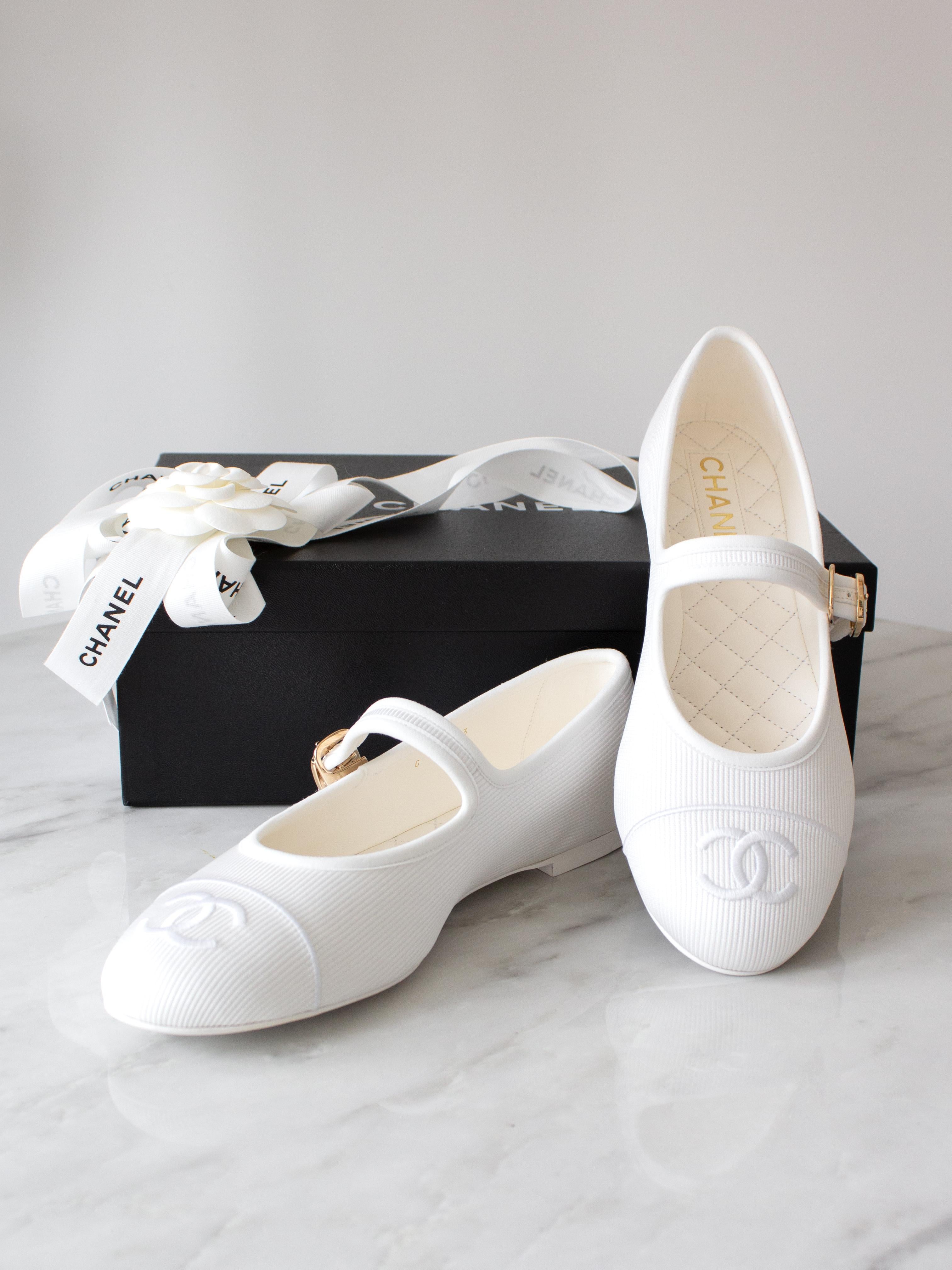 Women's Chanel 24S Runway White Cotton Silk Mary Jane CC 2024 Ballet Flats Shoes 39 For Sale