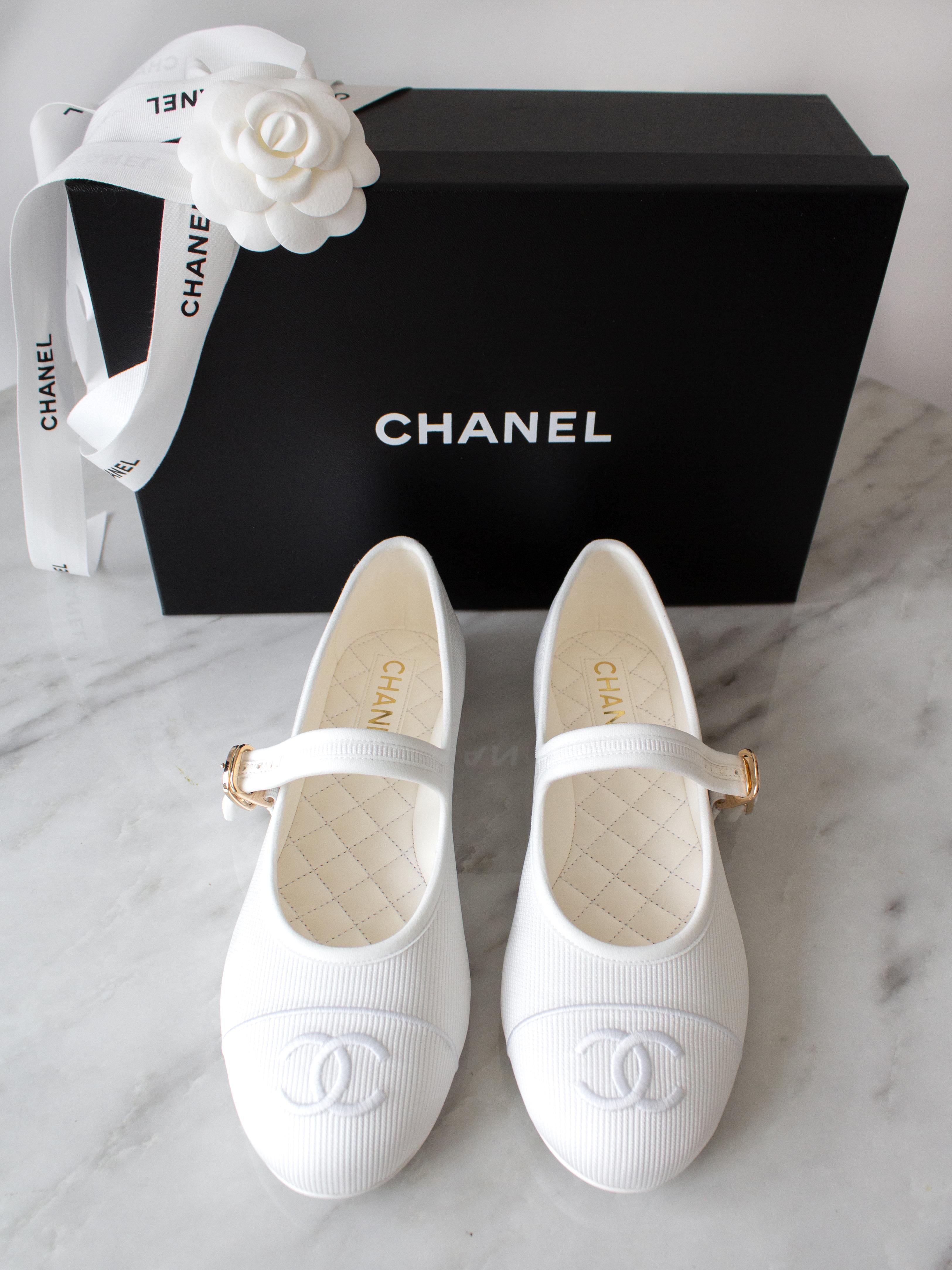 Chanel 24S Runway White Cotton Silk Mary Jane CC 2024 Ballet Flats Shoes 39 For Sale 1