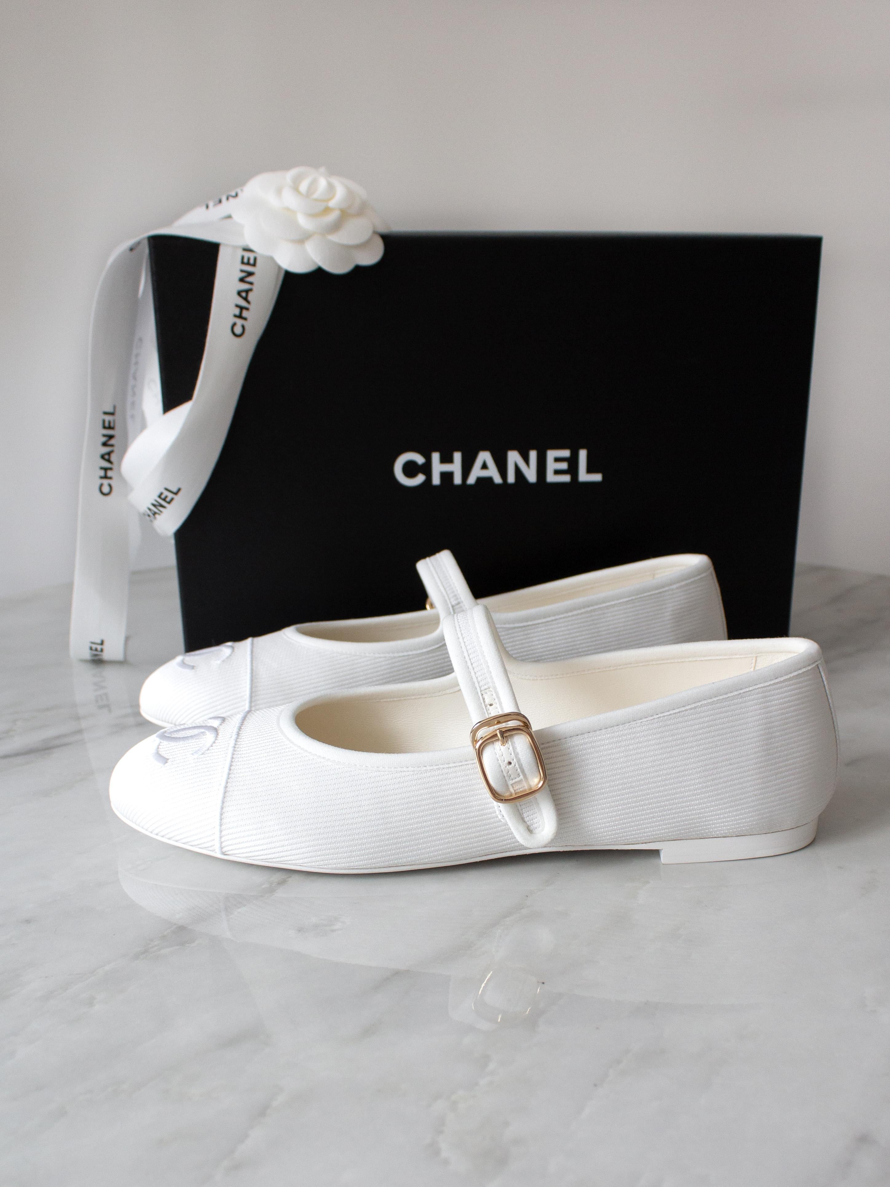 Chanel 24S Runway White Cotton Silk Mary Jane CC 2024 Ballet Flats Shoes 39 For Sale 2