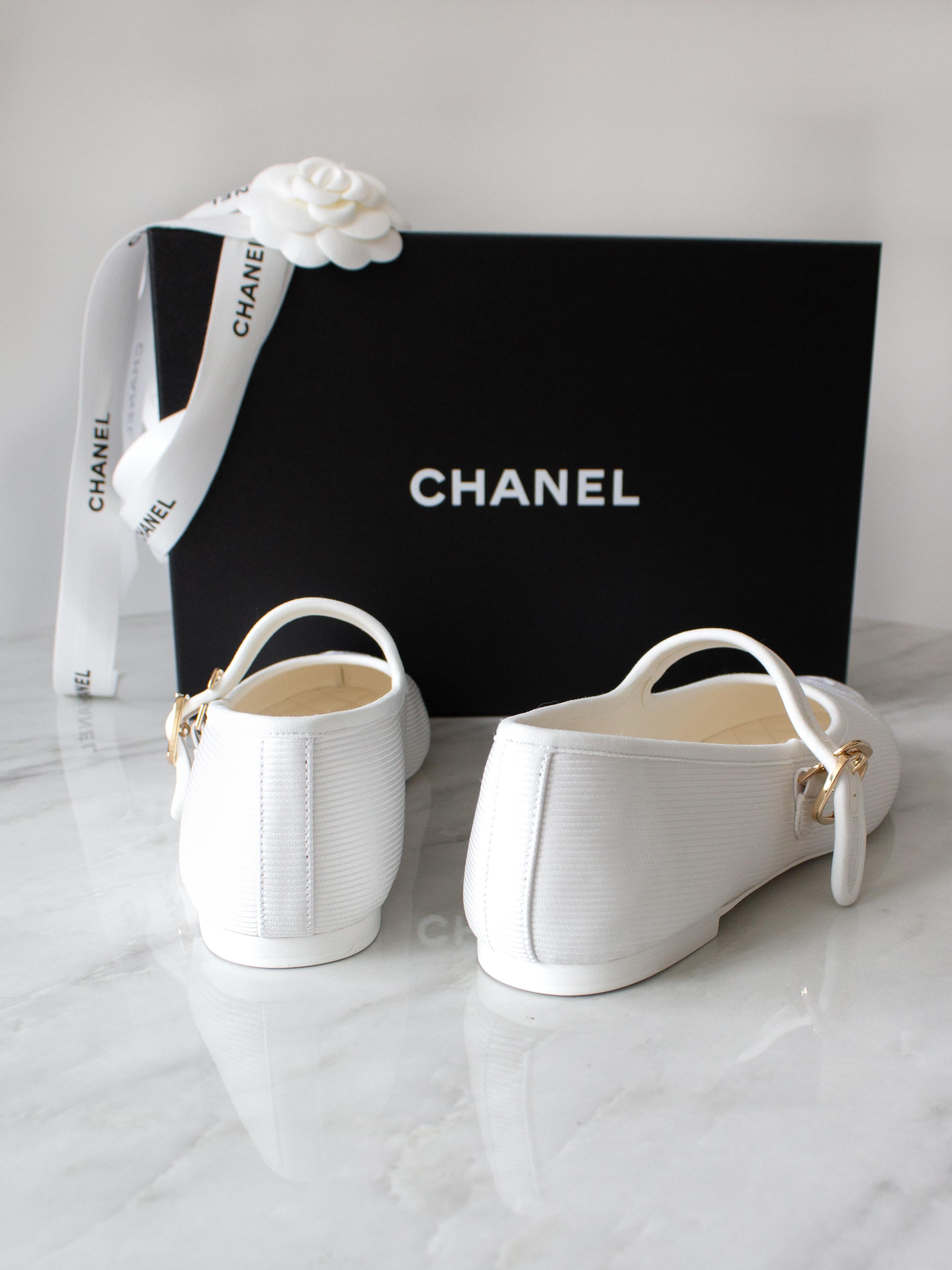 Chanel 24S Runway White Cotton Silk Mary Jane CC 2024 Ballet Flats Shoes 39 For Sale 3