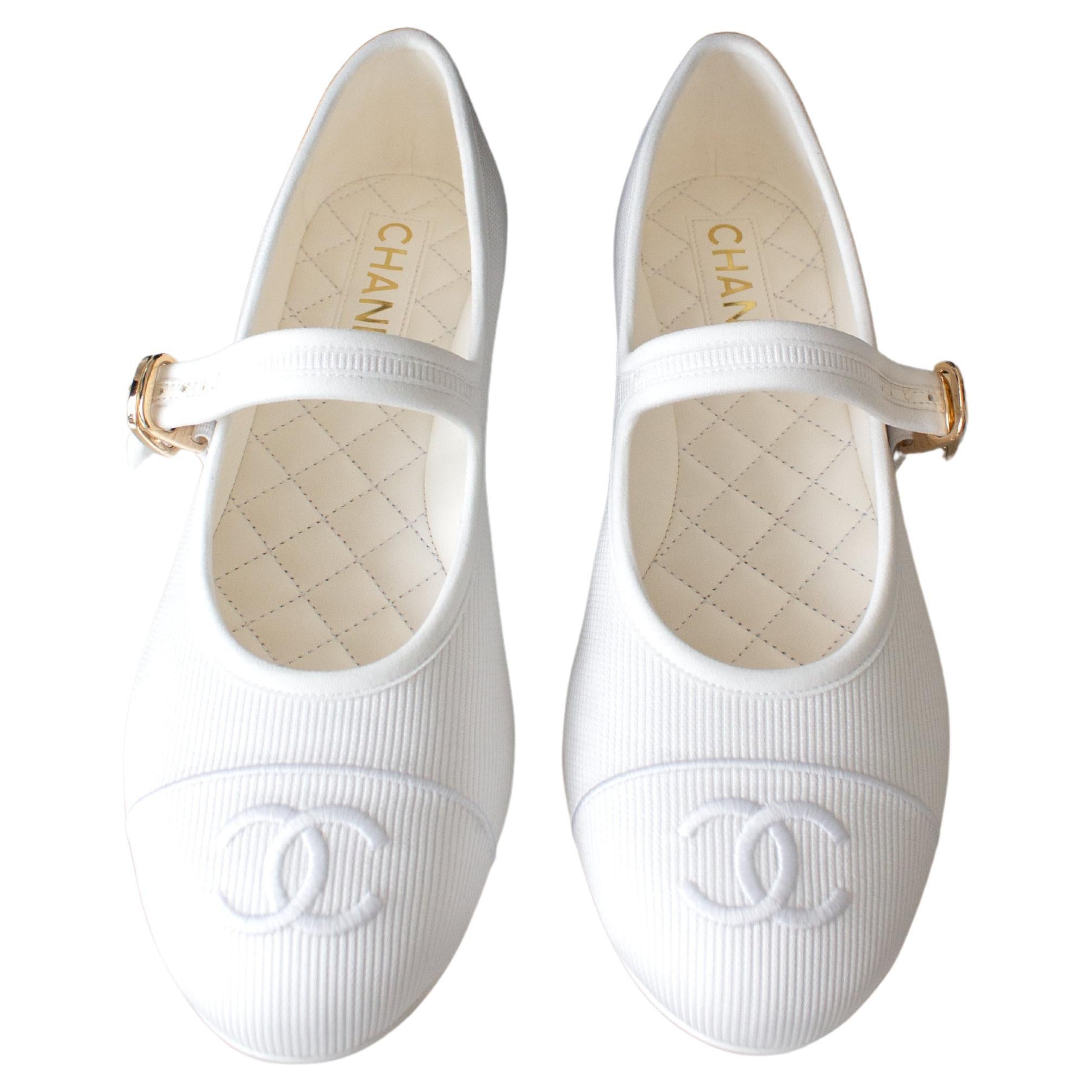 Chanel 24S Runway White Cotton Silk Mary Jane CC 2024 Ballet Flats Shoes 39 For Sale