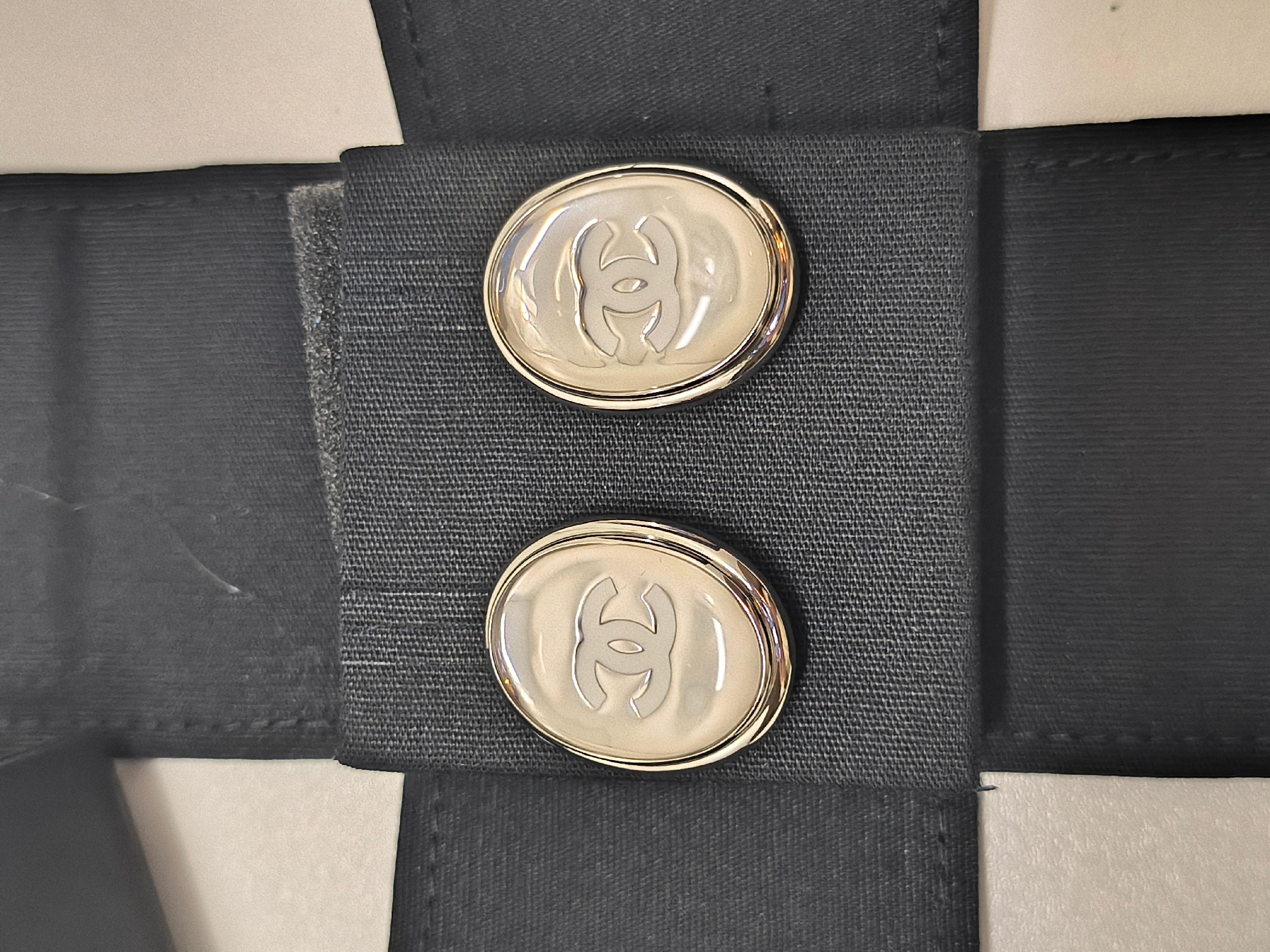 Questi orecchini ovali, appartenenti all'elegante Collection'S 25 di Chanel, mostrano la raffinatezza e la maestria senza tempo che contraddistinguono la Maison. Il design presenta il caratteristico logo CC incastonato in uno strato di smalto