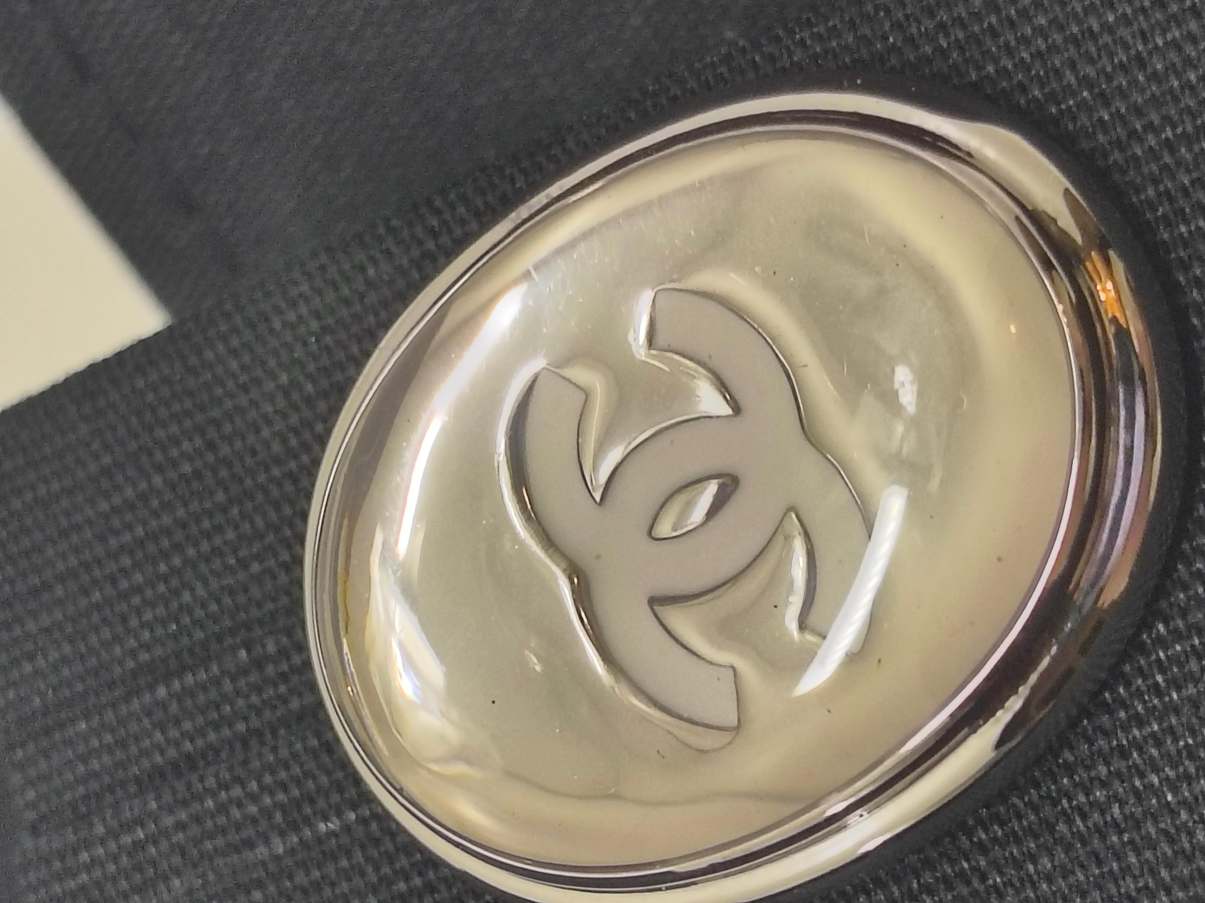 Contemporaneo Chanel 25 Collection'S Orecchini ovali a perno in tono argento grandi e sovradimensionati in vendita