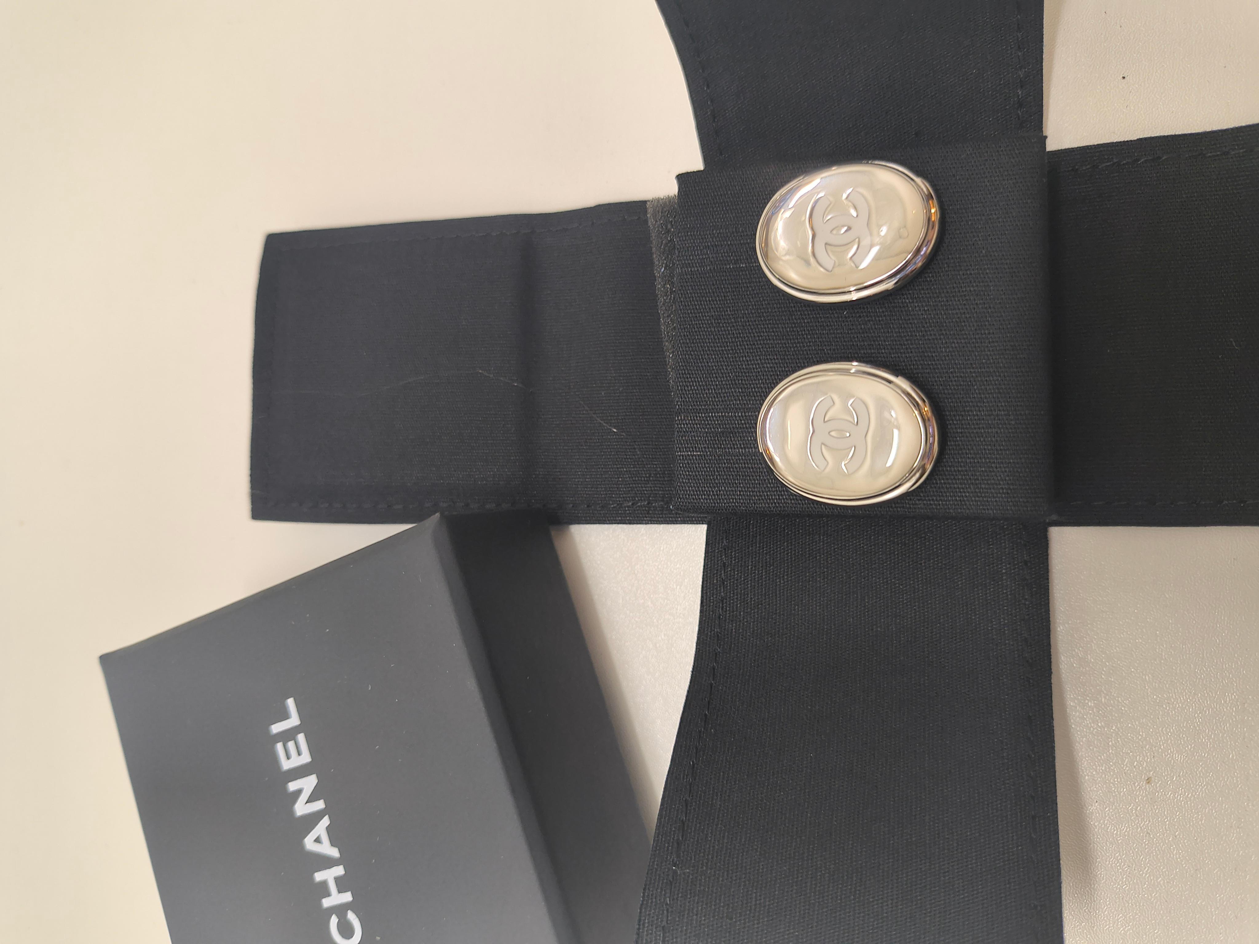 Donna Chanel 25 Collection'S Orecchini ovali a perno in tono argento grandi e sovradimensionati in vendita