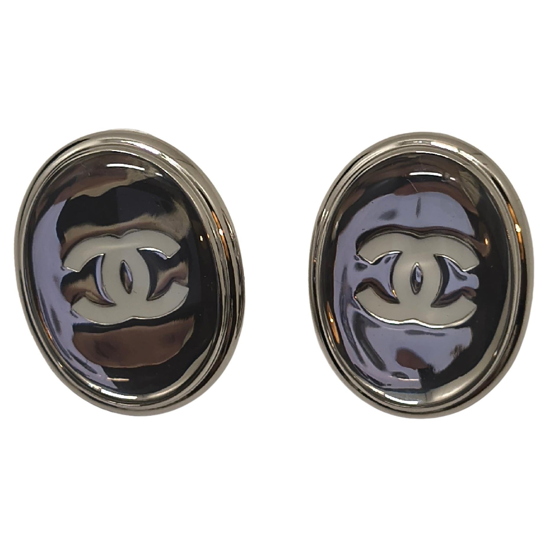 Chanel 25 Collection'S Orecchini ovali a perno in tono argento grandi e sovradimensionati in vendita