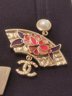 Orecchini pendenti Chanel 25 Oriental Fan con perla e CC