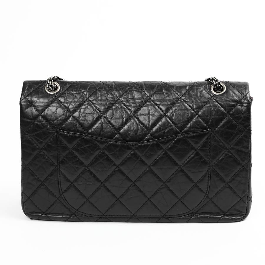 It is in black aged calf leather with hardware in aged silver metal. Double flap.
It is worn twice on the shoulder as well as a simple crossbody.
French manufacturing. It is in excellent condition.
Its dimensions: length: 31 cm, height 20 cm, depth