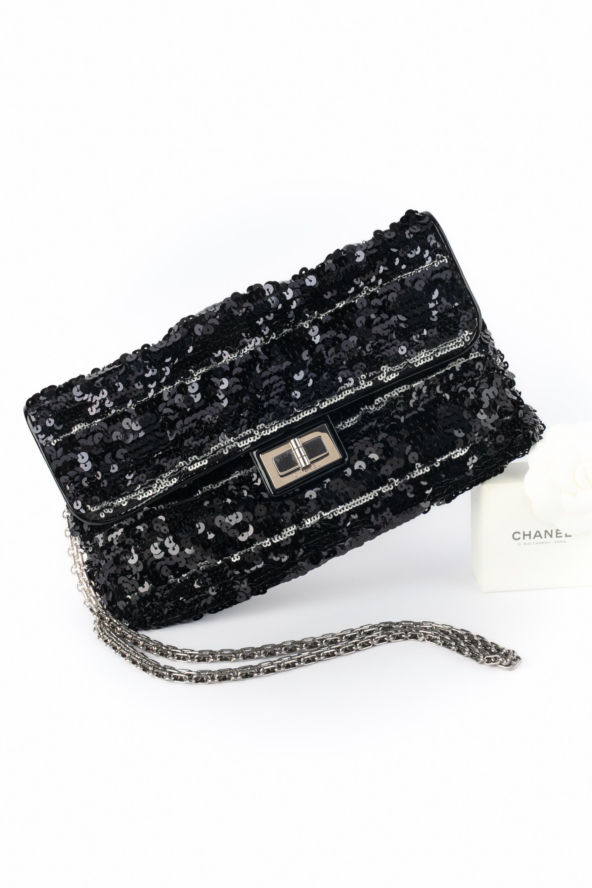 Chanel - (Made in Italy) Borsa 2.55 interamente ricamata con paillettes nere e argentate e con dettagli in vernice nera. Elementi metallici argentati. Un pezzo con un numero di serie. Una collezione del 2011 sotto la direzione artistica di Karl