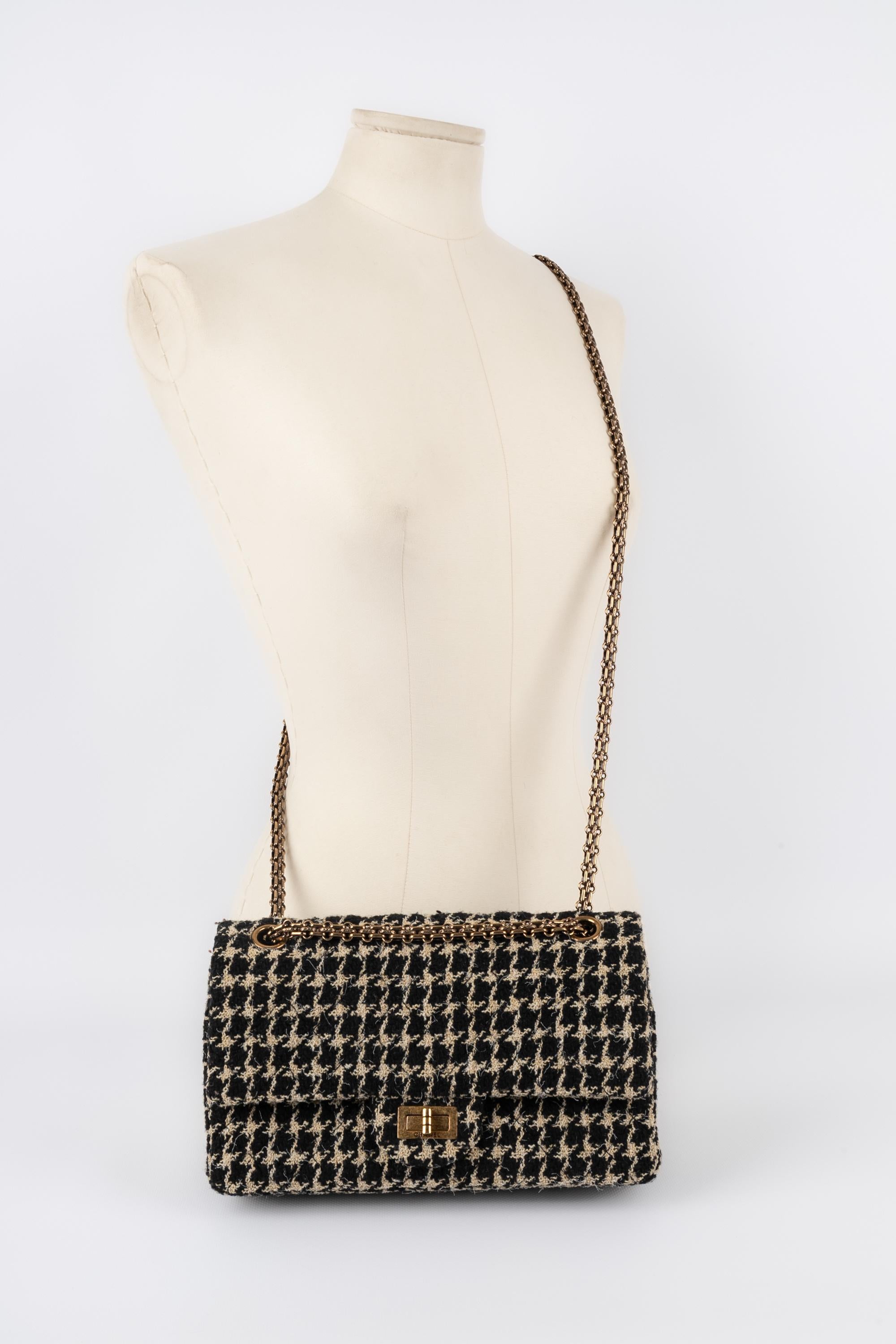 CHANEL - (Made in Italy) Tweed 2.55 bag with houndstooth patterns and golden metal elements. Sold with a serial number. 2015/2016 Collection.

Condition:
Good condition

Dimensions:
Length: 24 cm - Height: 15 cm - Depth: 8 cm - Handle: 105 cm

S3