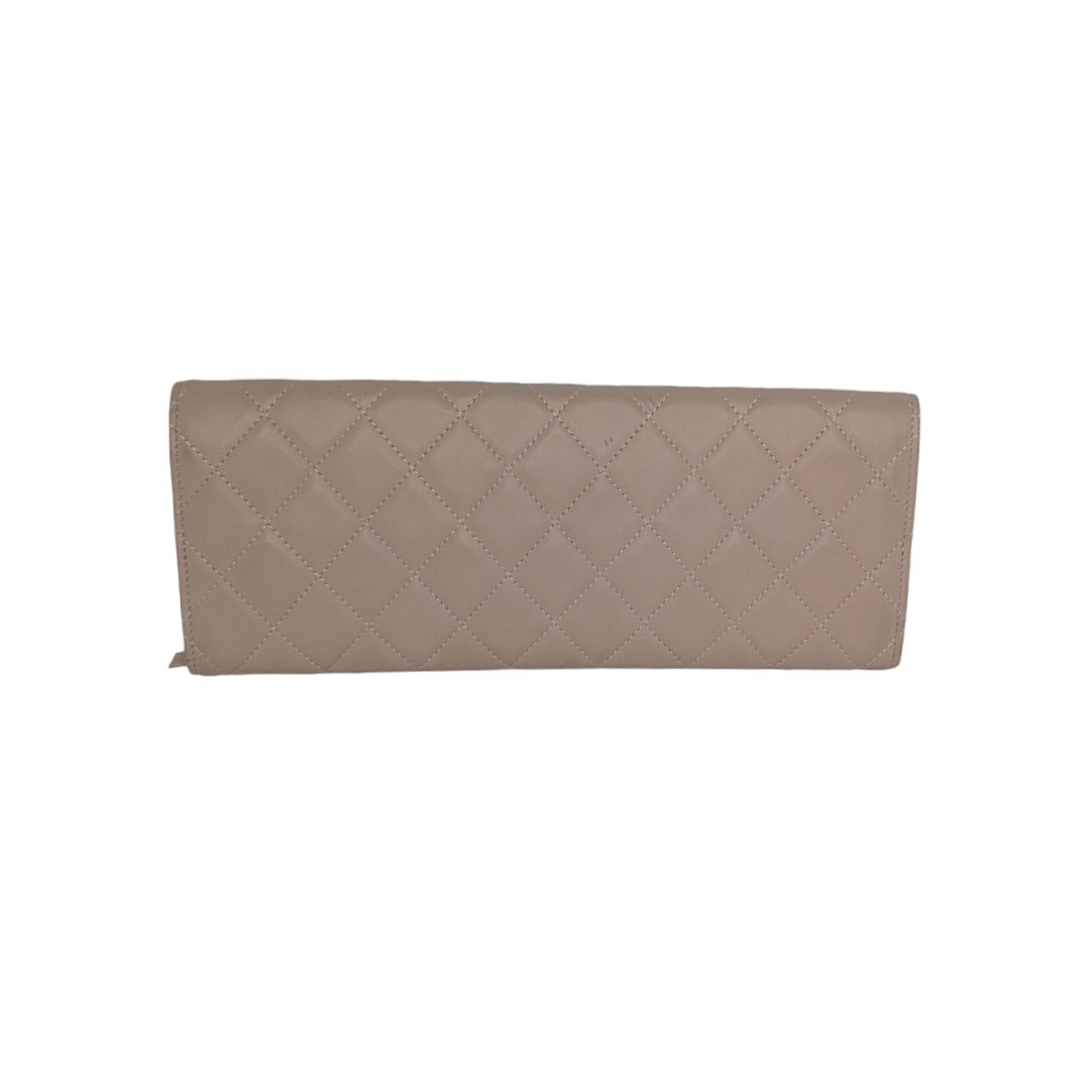 Chanel 2.55 Beige Lambskin Jewelry Case Clutch In Excellent Condition For Sale In Scottsdale, AZ