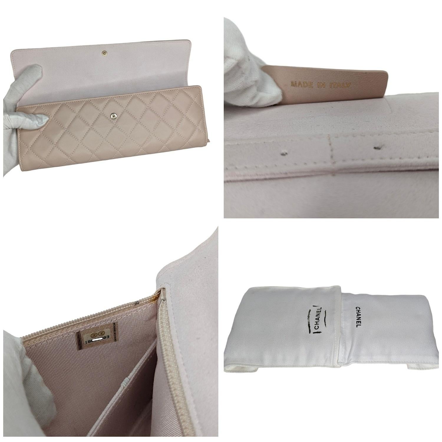 Chanel 2.55 Beige Lambskin Jewelry Case Clutch en vente 5