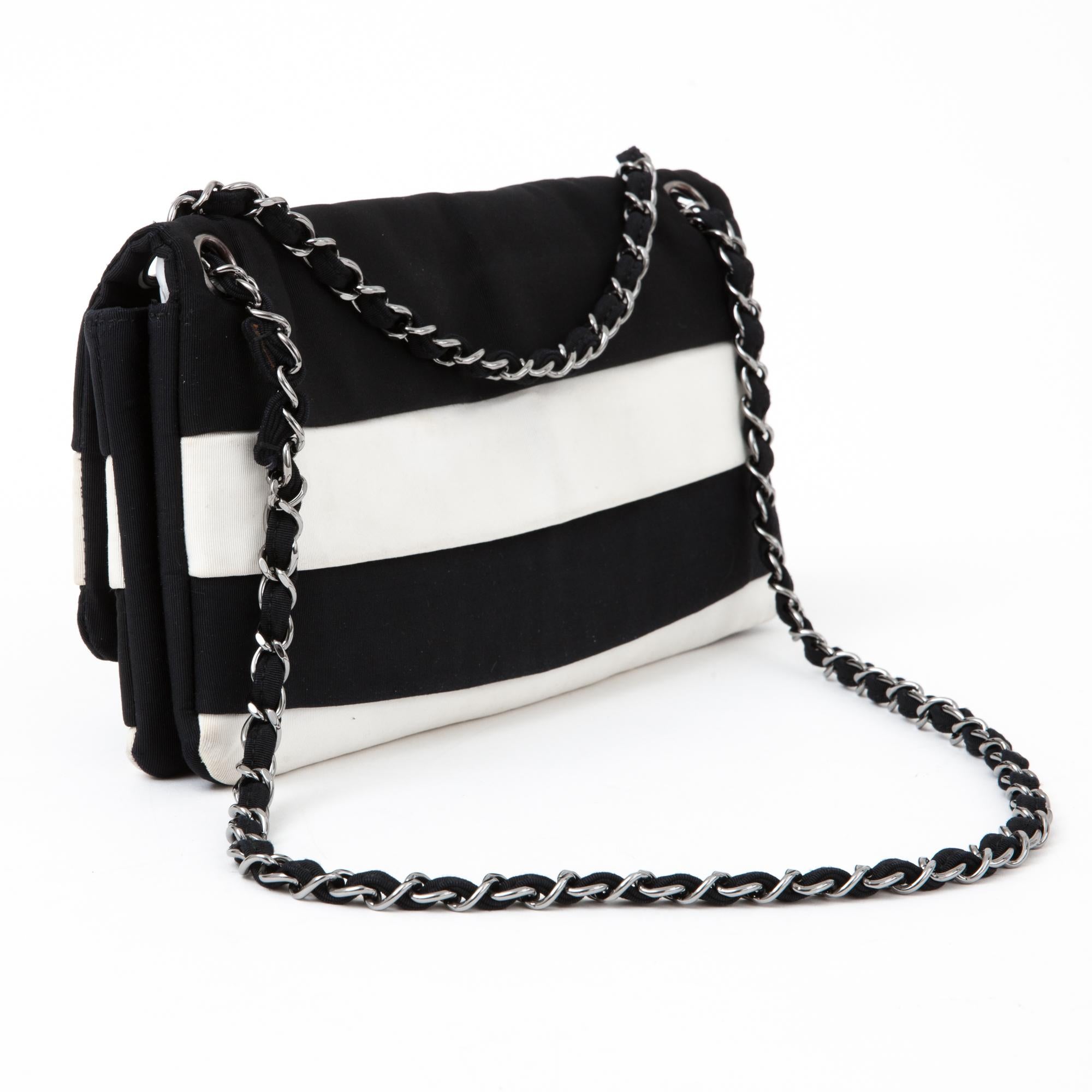 handbag Chanel 2.55 black and white striped fabric with silver buckle and clasp, two inner compartments and a zip pocket.
indicative dimensions
Width 28 cm, height 16 cm, depth 3 cm
Note the use of the tissue brands.
Sold with authenticity card and