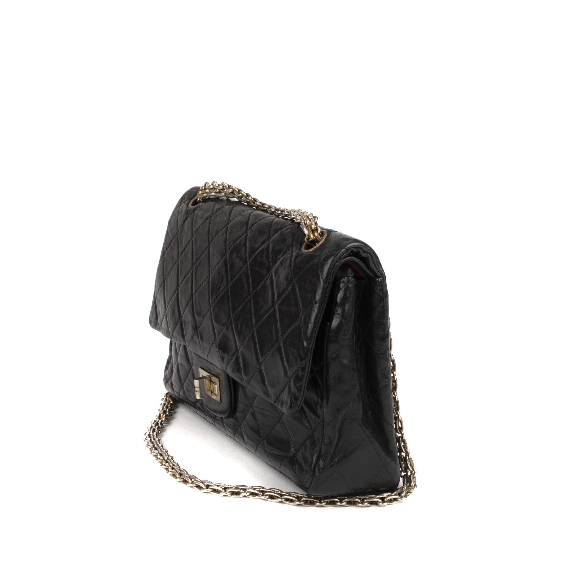 CHANEL Circa 1960.

2.55 bag in black lambskin leather.

Flat chain handle for

shoulder.

Dimensions: 25 x 15 x 6 cm.

Very nice vintage condition with some signs of use on leather and metal parts.