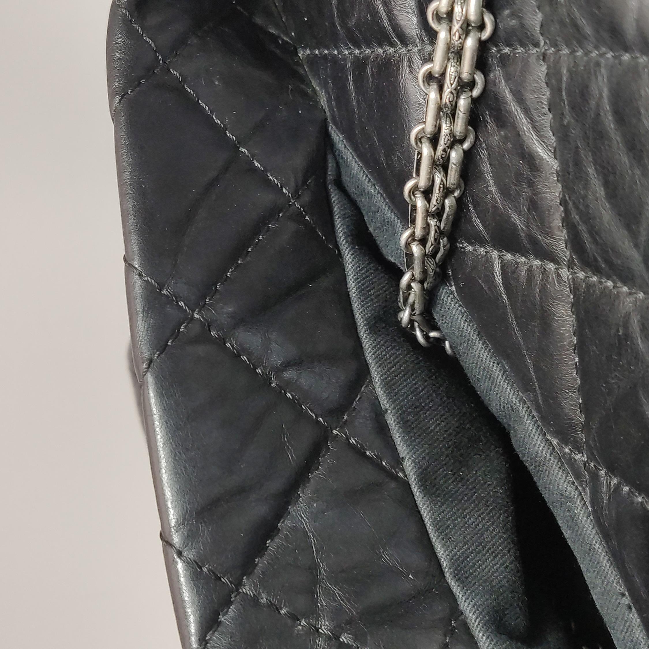 Chanel 2.55 Noir Fourre-tout en cuir de veau brillant en vente 7