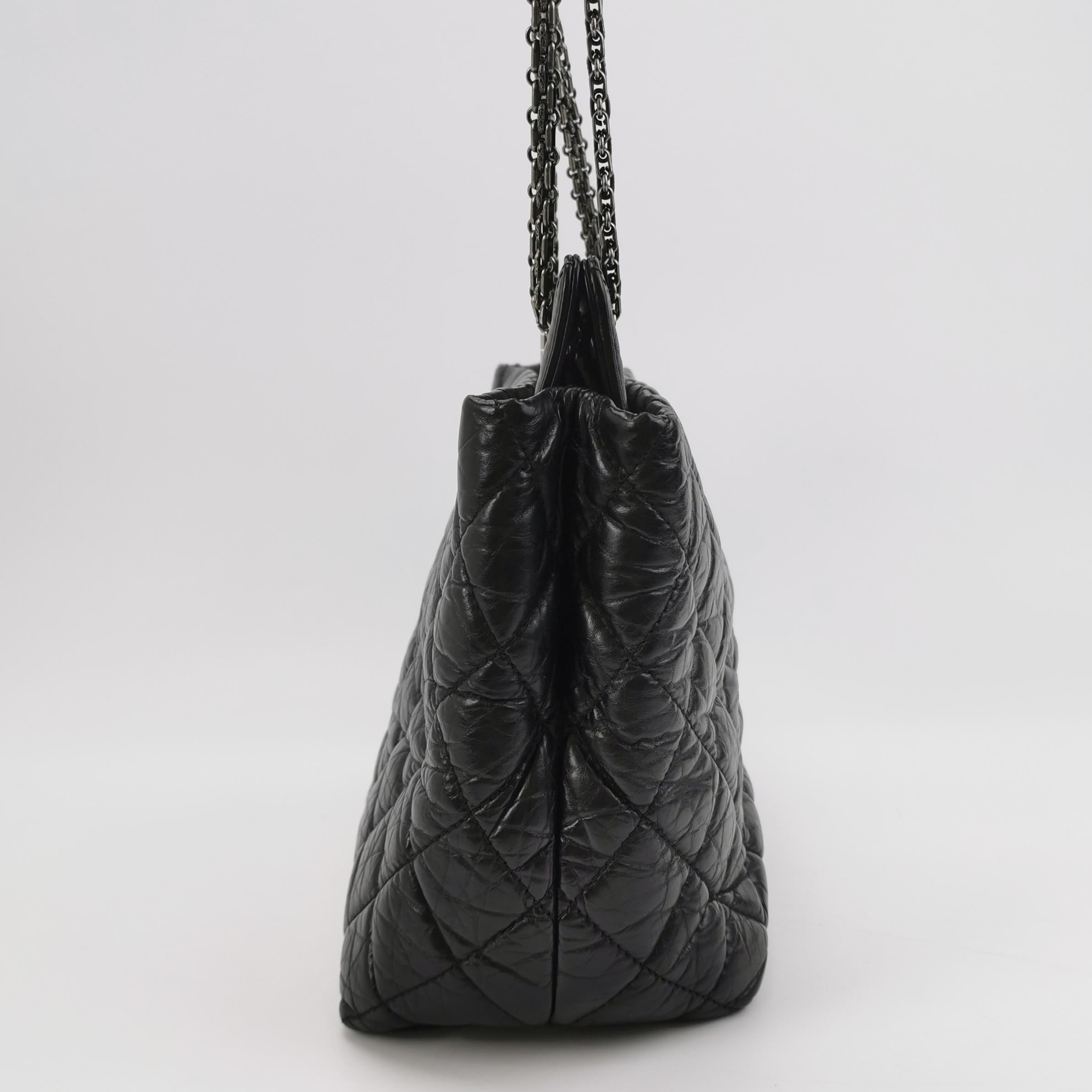 Chanel 2.55 Noir Fourre-tout en cuir de veau brillant
Il s'agit de photos professionnelles du sac offert par Luxbags.
Condit : TRES BON.
Légers signes d'utilisation dans l'ensemble. Rayures sur le cuir et la quincaillerie. Légères taches à