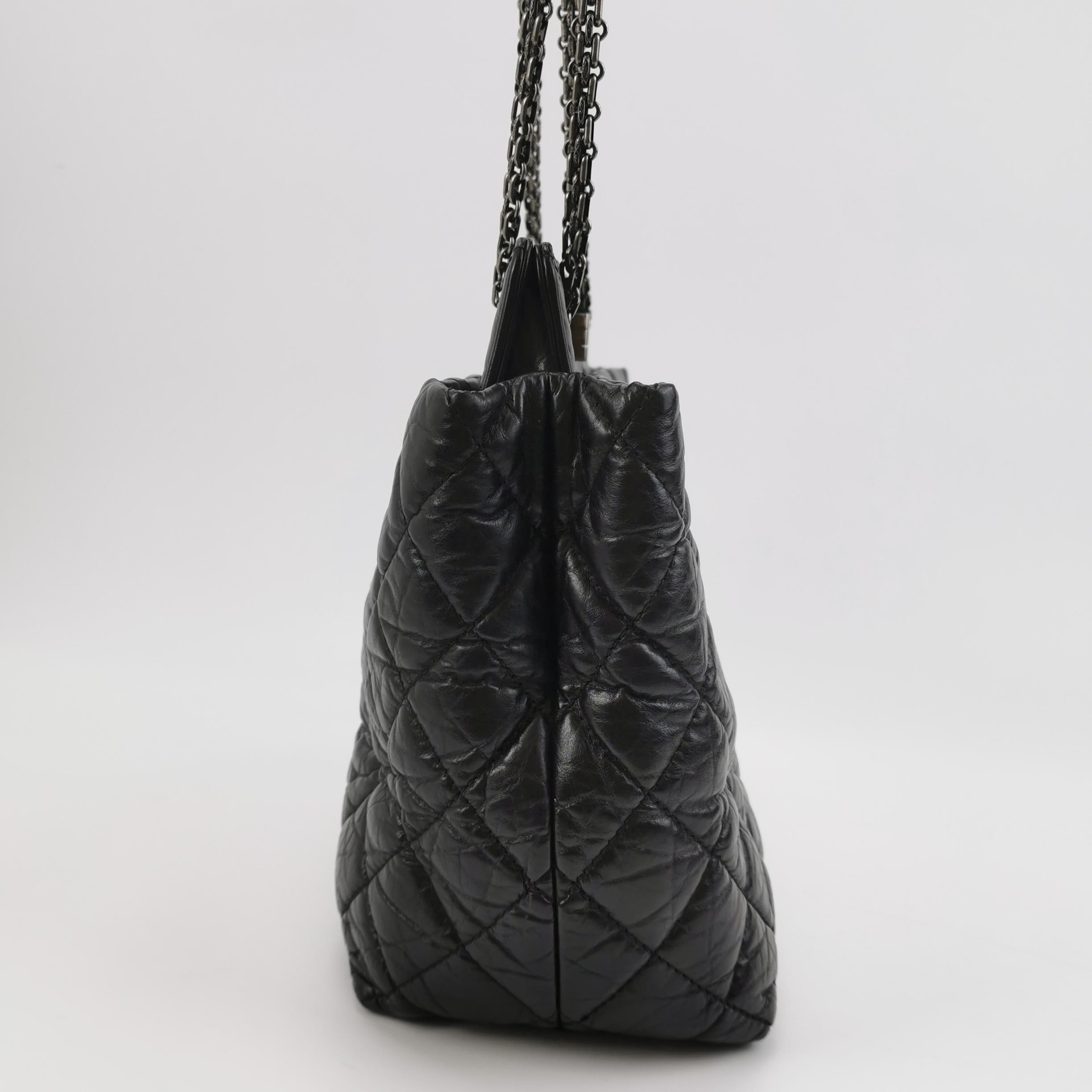Chanel 2.55 Noir Fourre-tout en cuir de veau brillant Excellent état - En vente à AUBERVILLIERS, FR