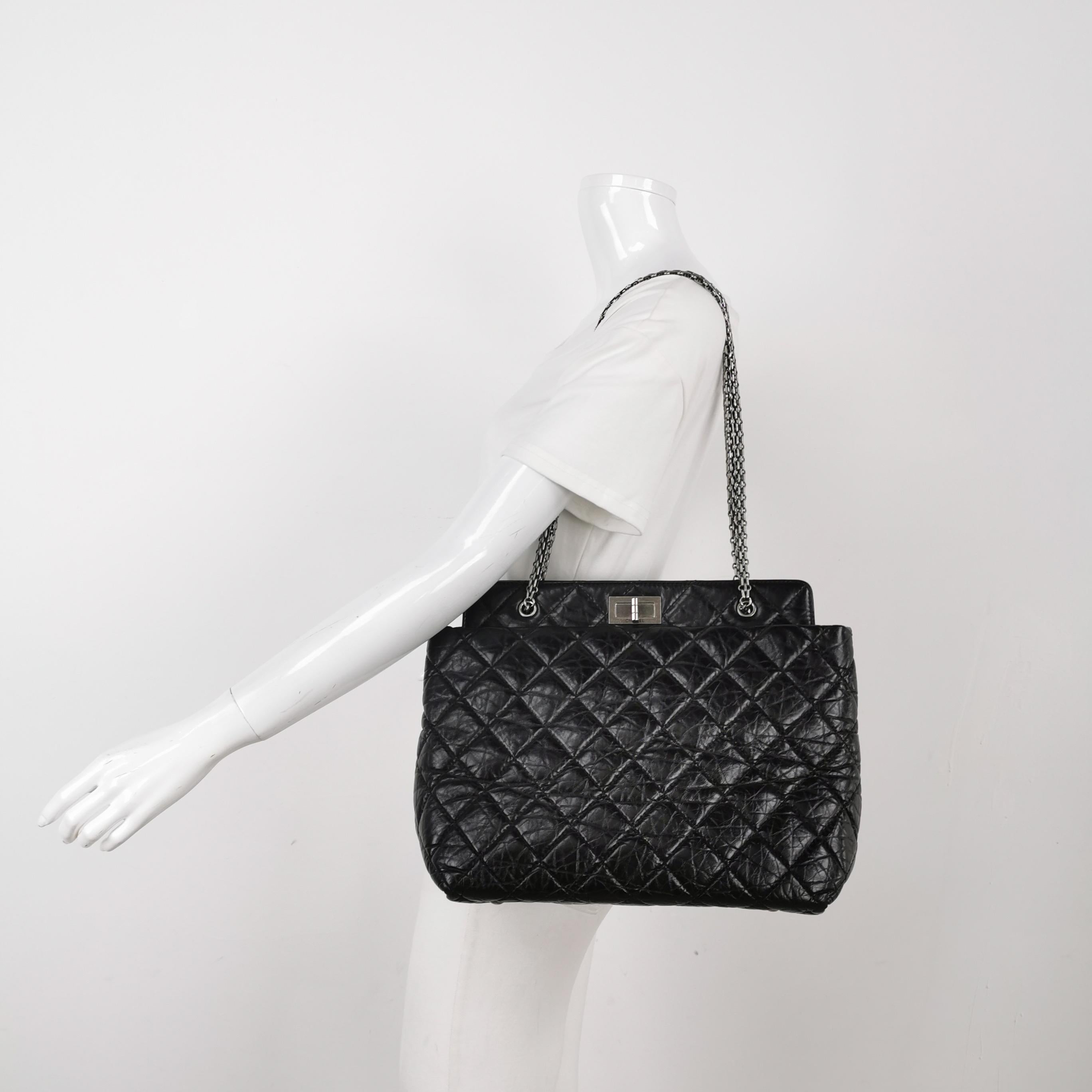 Chanel 2.55 Noir Fourre-tout en cuir de veau brillant en vente 1