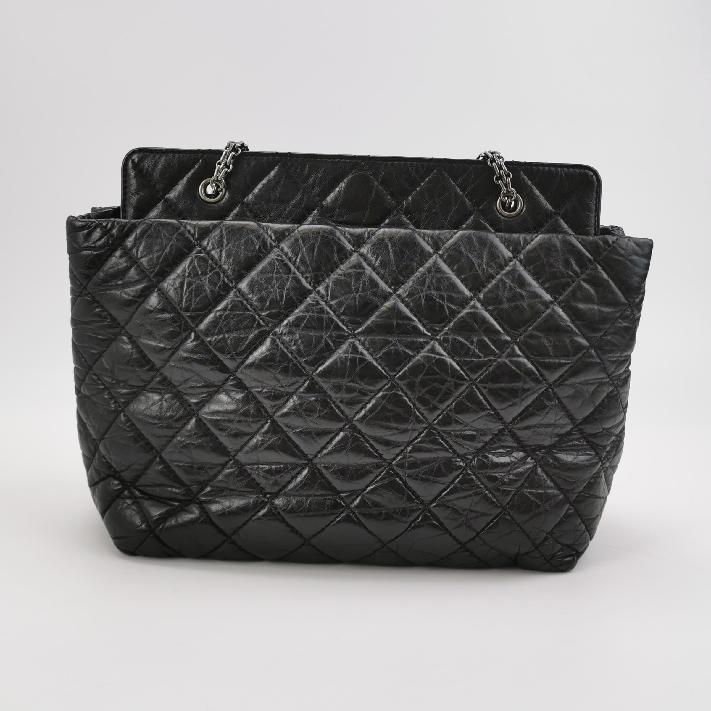 Chanel 2.55 Noir Fourre-tout en cuir de veau brillant en vente 2