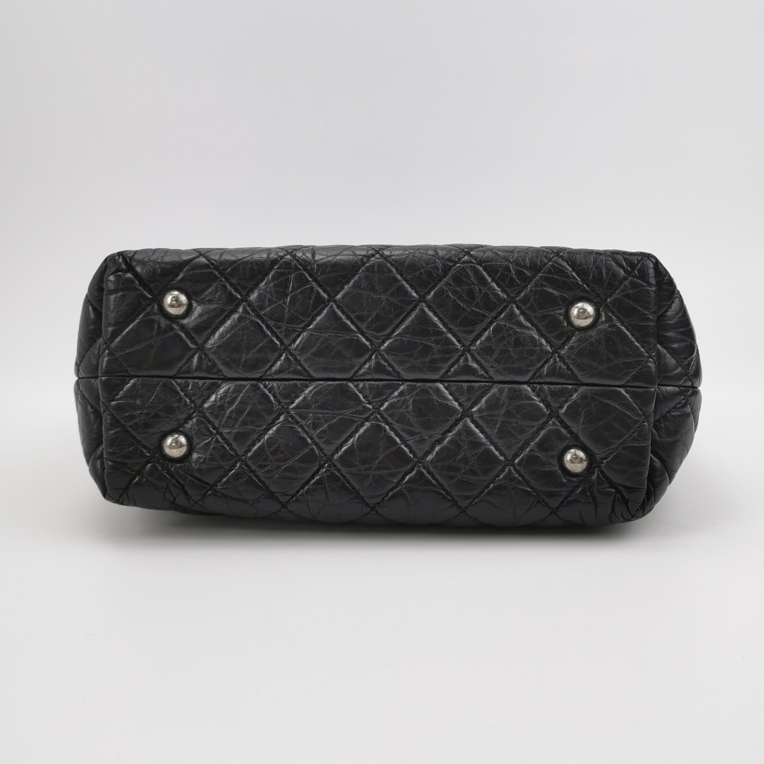 Chanel 2.55 Noir Fourre-tout en cuir de veau brillant en vente 3