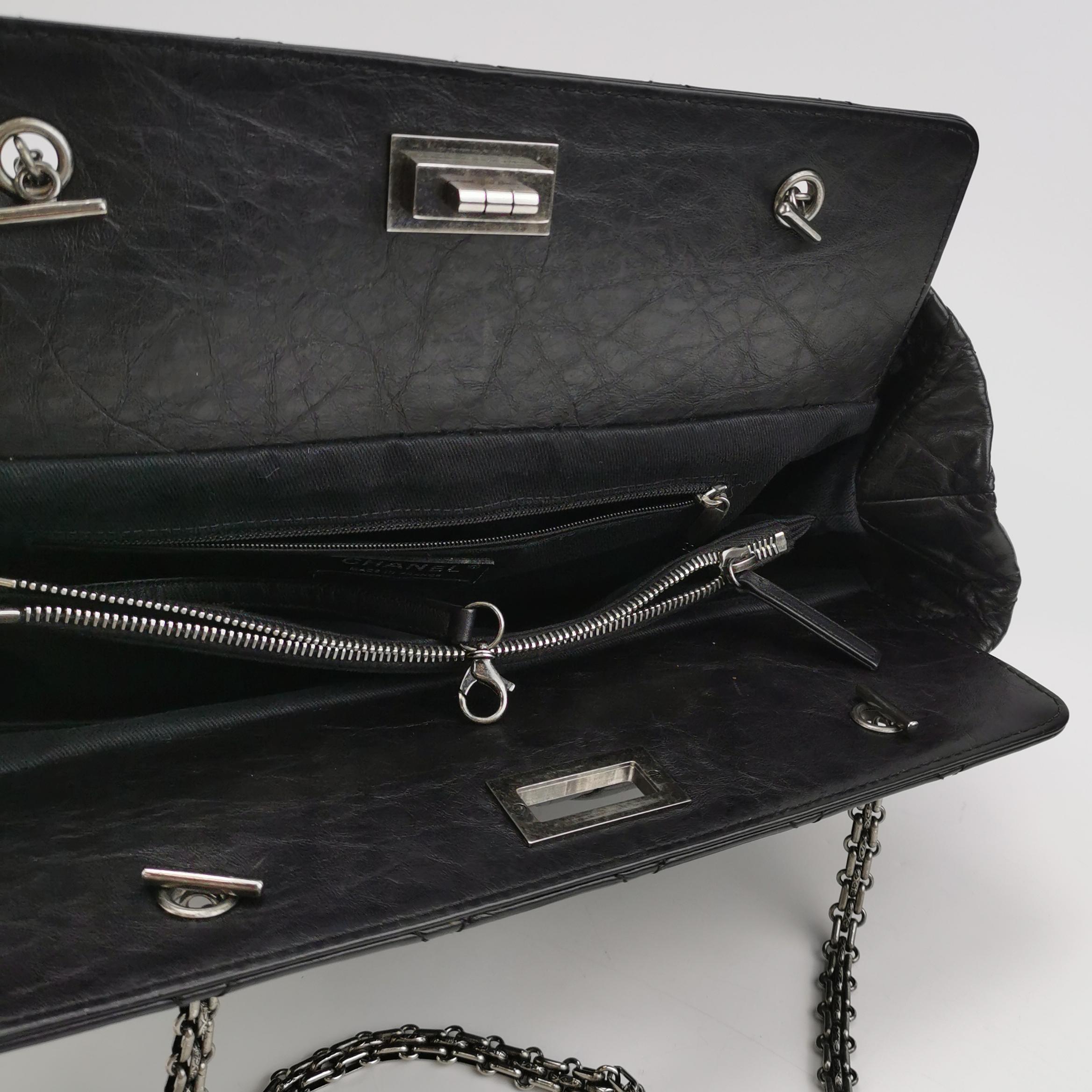 Chanel 2.55 Noir Fourre-tout en cuir de veau brillant en vente 4