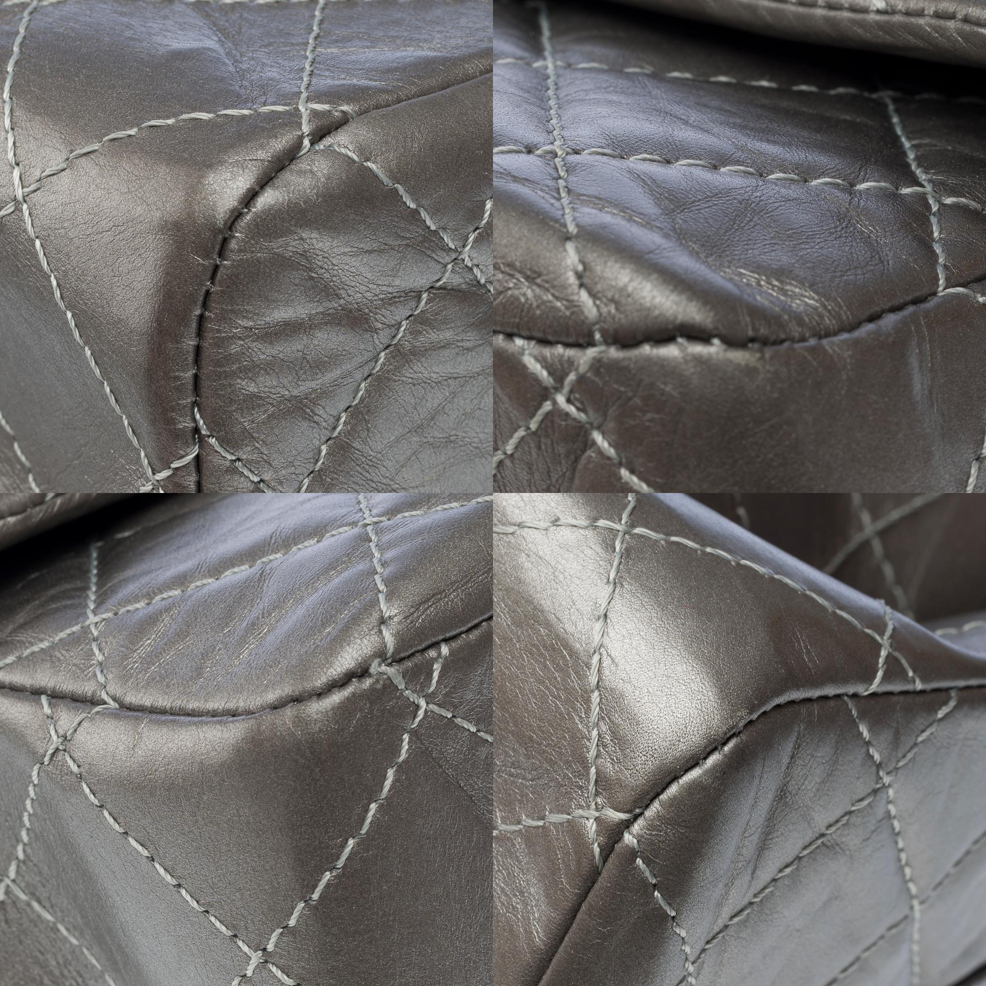 Sac à bandoulière Chanel 2.55 Classique à double rabat en cuir métallique argenté en vente 6