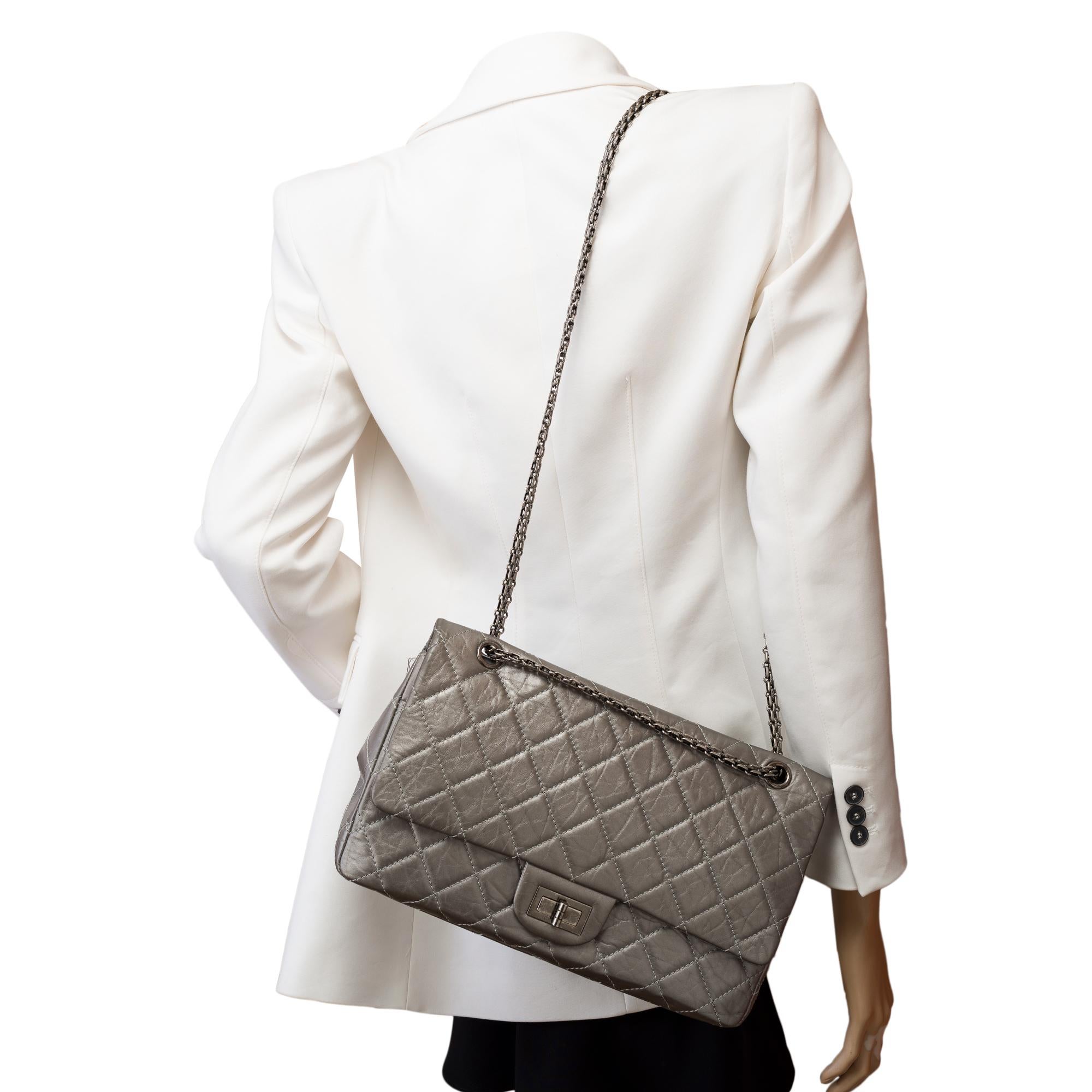 Sac à bandoulière Chanel 2.55 Classique à double rabat en cuir métallique argenté en vente 7