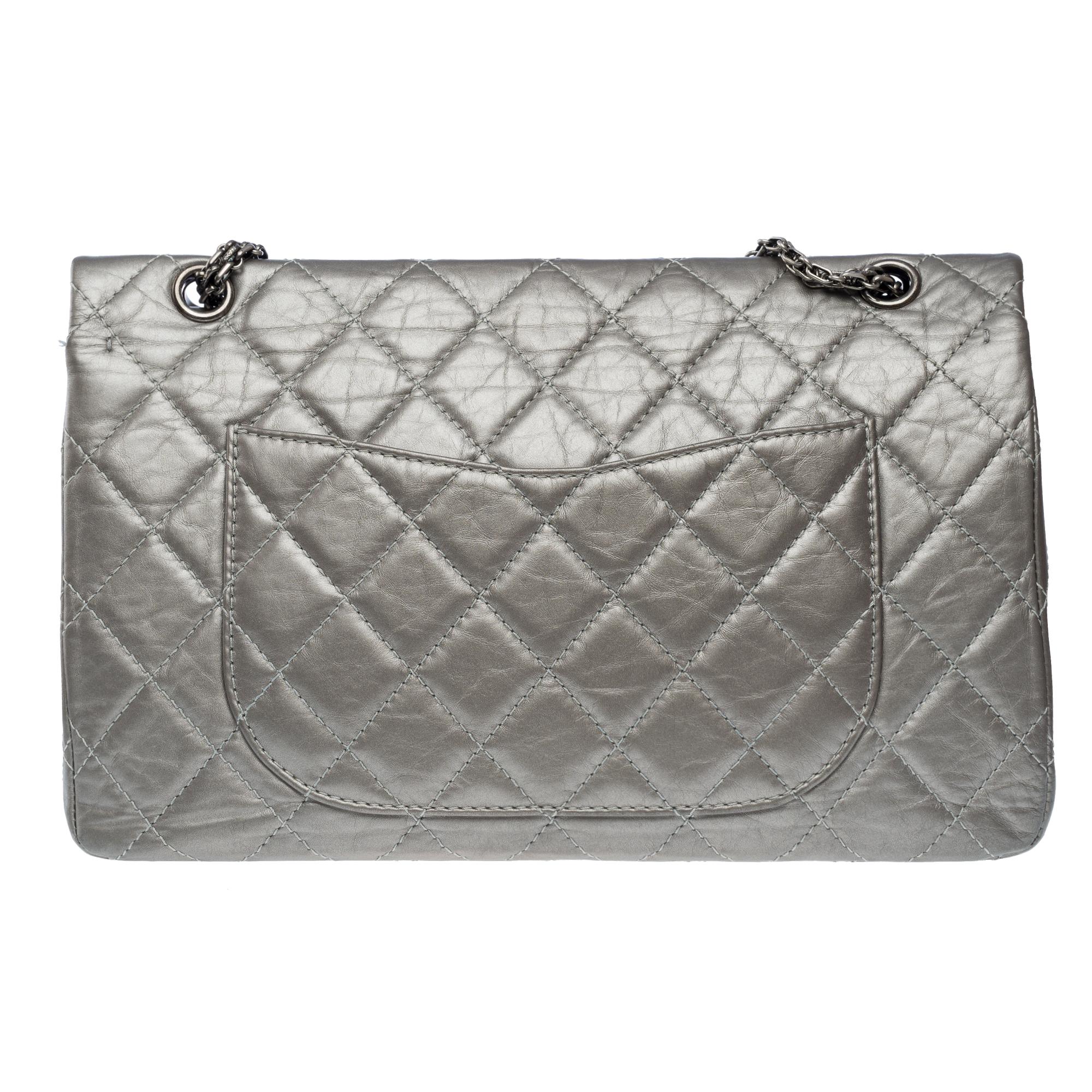 Argent Sac à bandoulière Chanel 2.55 Classique à double rabat en cuir métallique argenté en vente