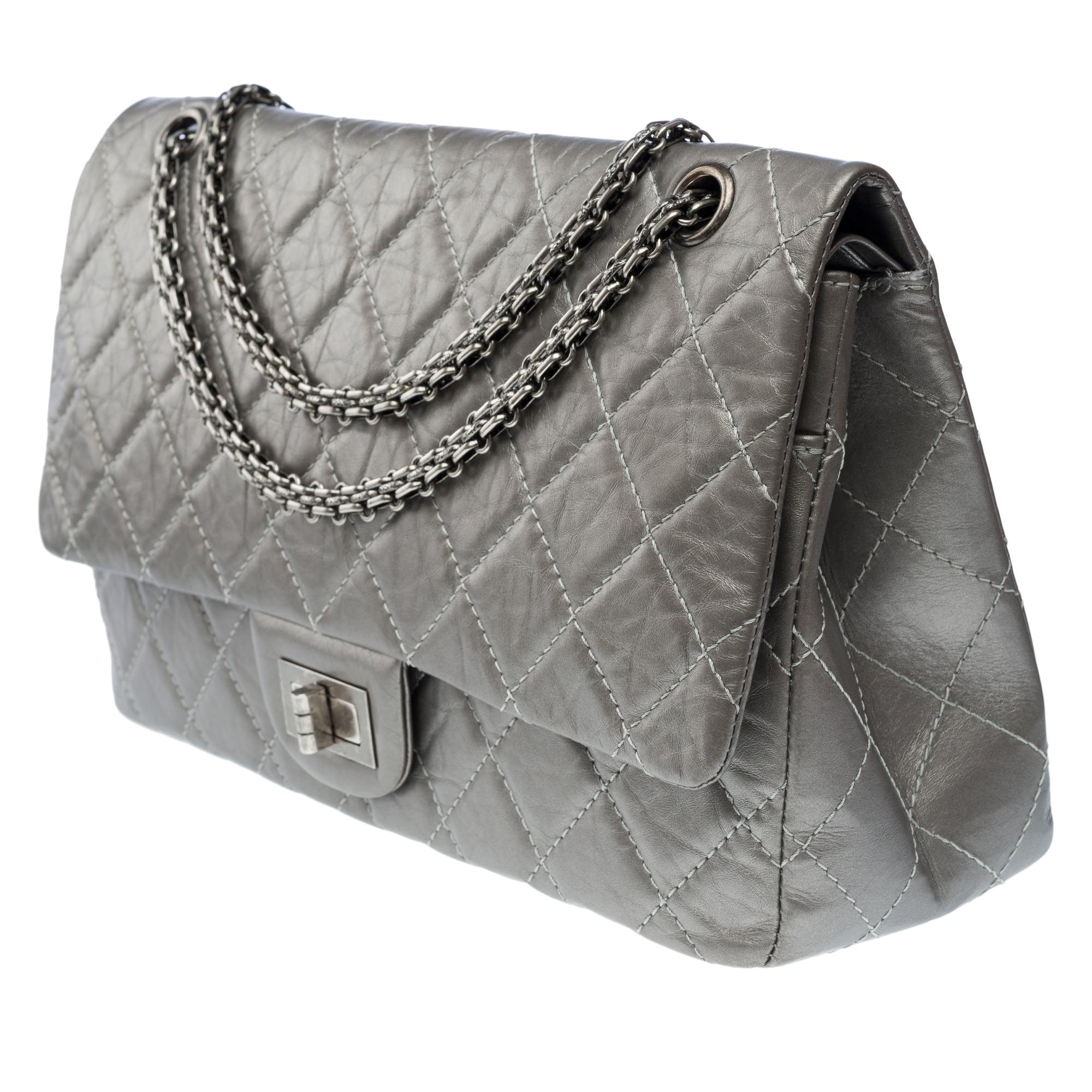 Sac à bandoulière Chanel 2.55 Classique à double rabat en cuir métallique argenté Bon état - En vente à Paris, IDF