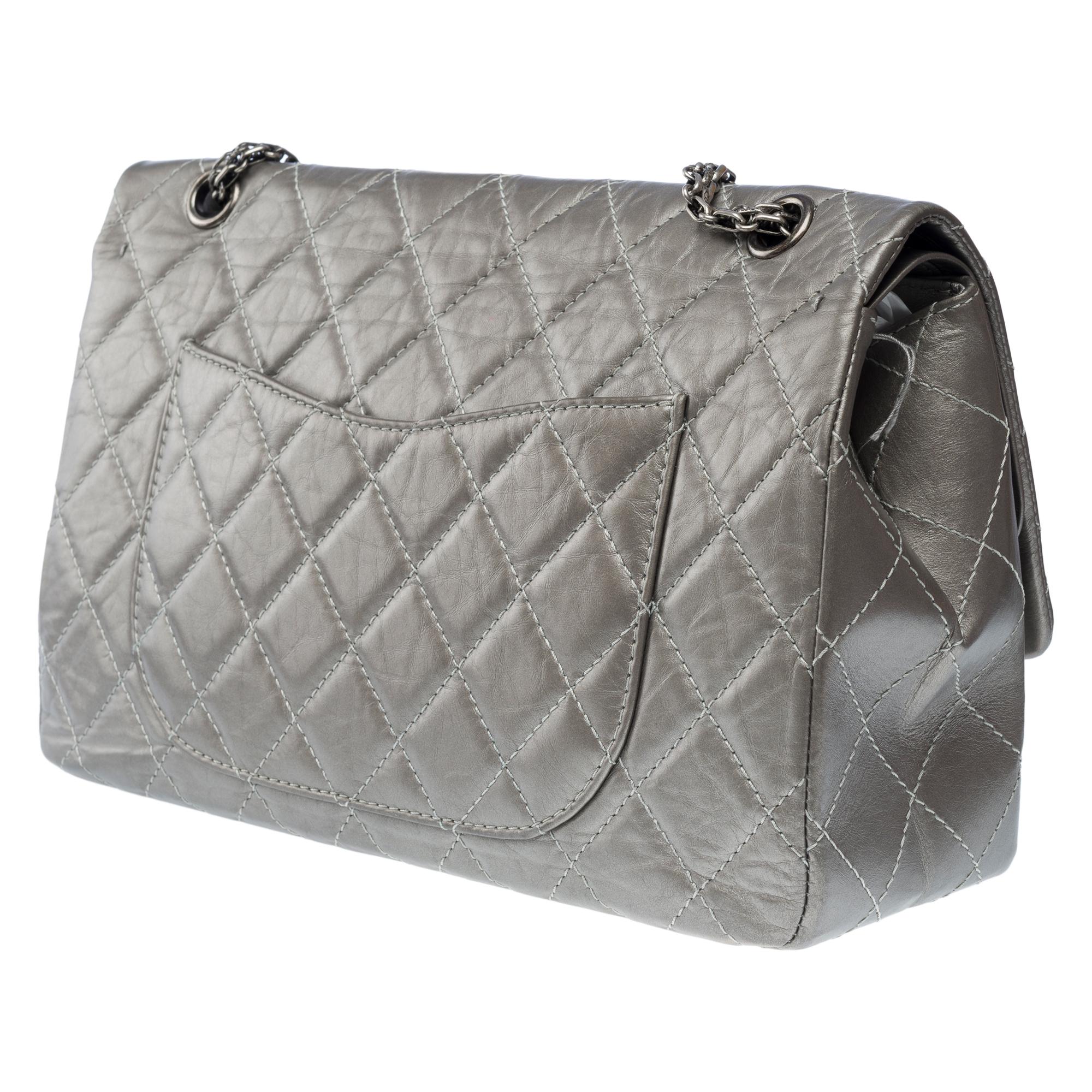 Sac à bandoulière Chanel 2.55 Classique à double rabat en cuir métallique argenté Pour femmes en vente