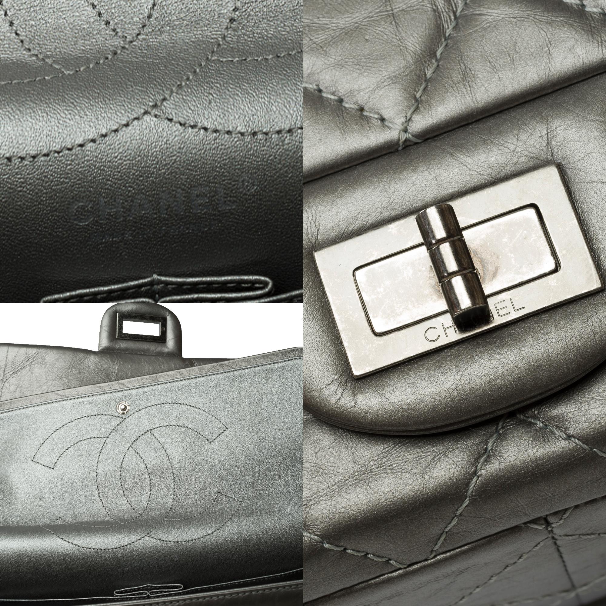 Sac à bandoulière Chanel 2.55 Classique à double rabat en cuir métallique argenté en vente 1
