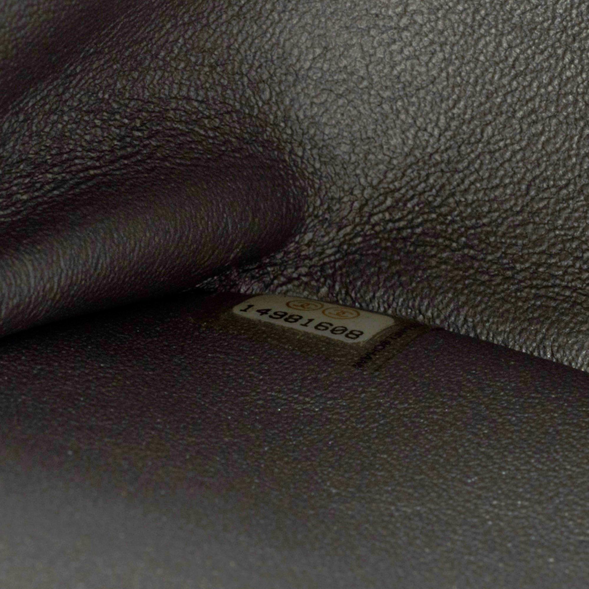 Sac à bandoulière Chanel 2.55 Classique à double rabat en cuir métallique argenté en vente 2