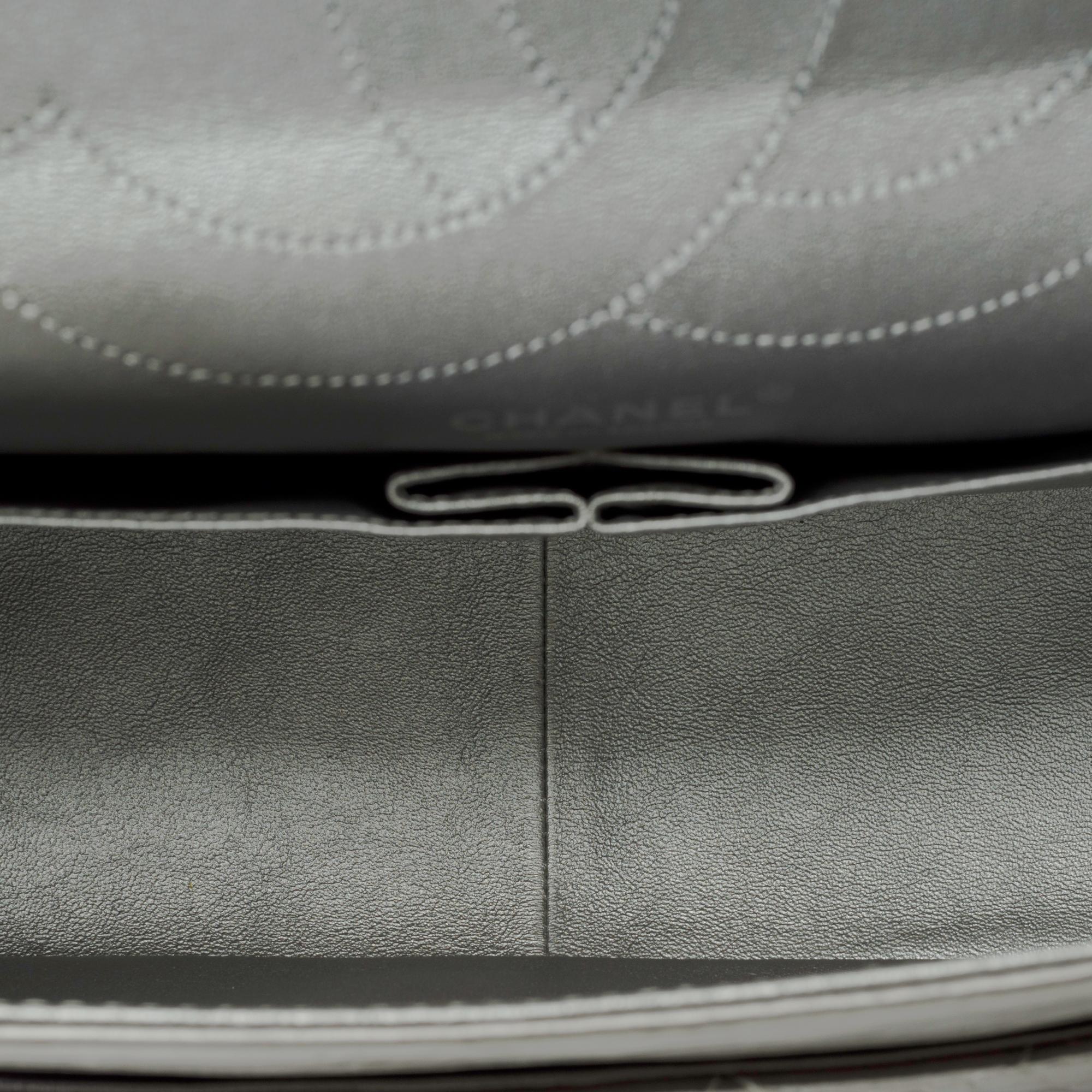 Sac à bandoulière Chanel 2.55 Classique à double rabat en cuir métallique argenté en vente 3
