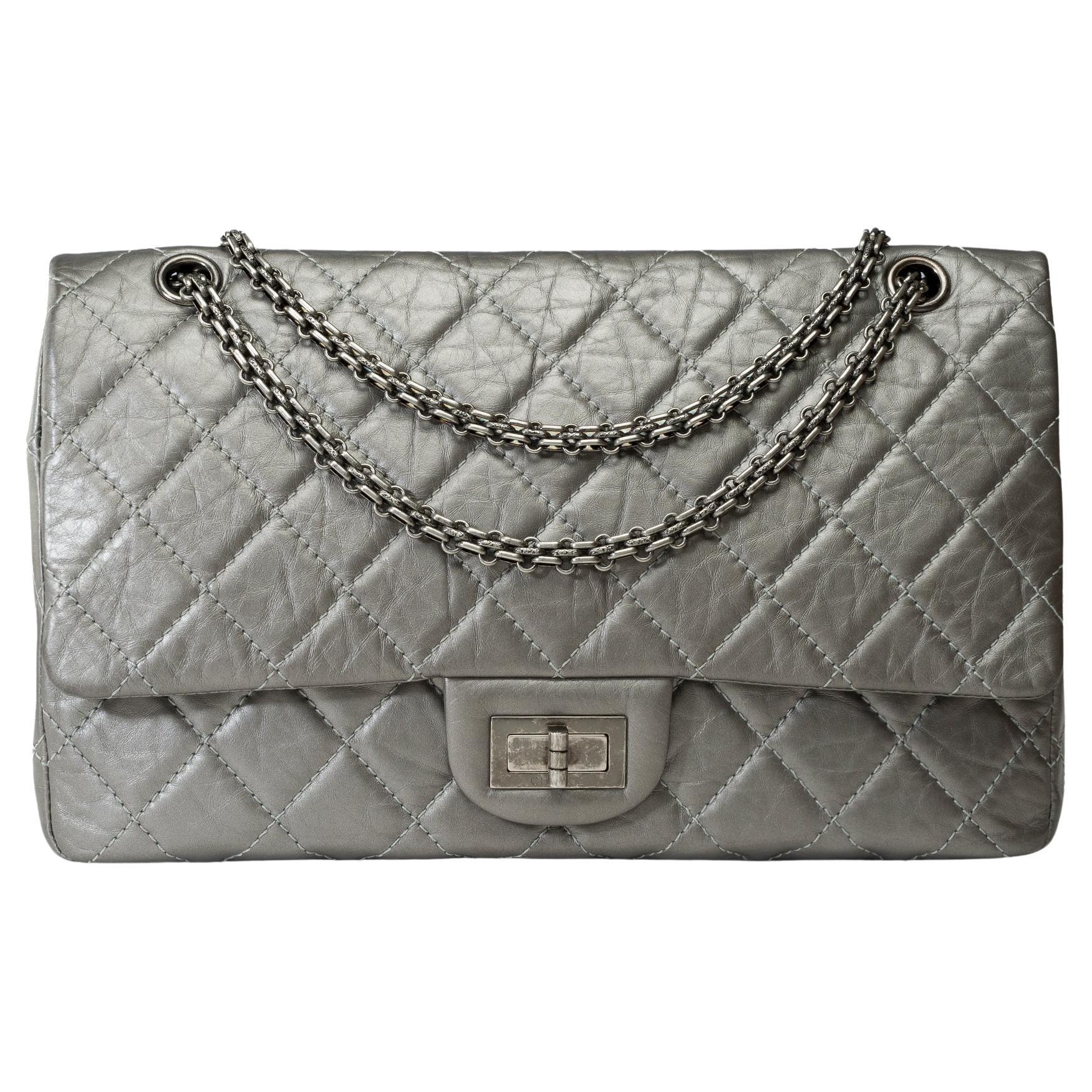 Sac à bandoulière Chanel 2.55 Classique à double rabat en cuir métallique argenté en vente