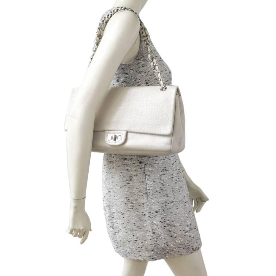 Chanel 2.55 double flap bag in cream leather. Palladium silver metal hardware.
 The inscriptions: 'Coco and 31 rue Cambon, Chanel' are hammered on the bag. The interior is in beige satin with 3 patch pockets. Worn shoulder and crossover. 
Included :