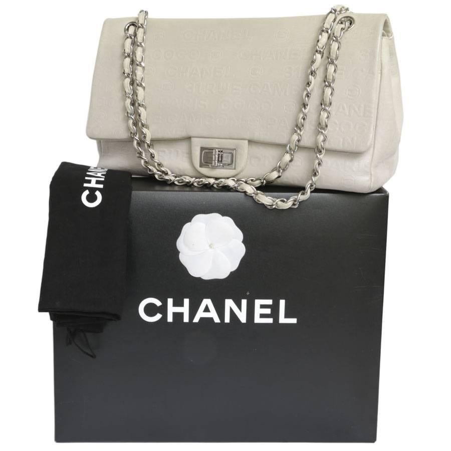 Chanel Chanel 2.55 Tasche mit doppelter Klappe aus cremefarbenem Leder (Grau) im Angebot
