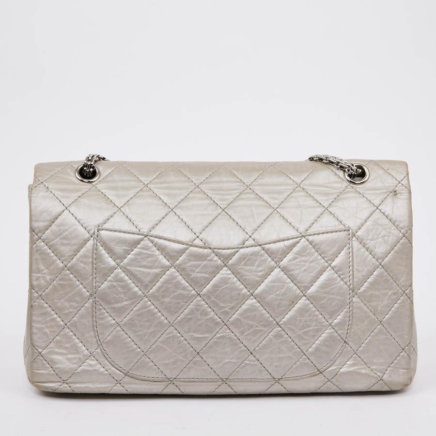 CHANEL 2.55 Double Flap Bag in Quilted Silver Crumpled Leather In Good Condition In Paris, FR