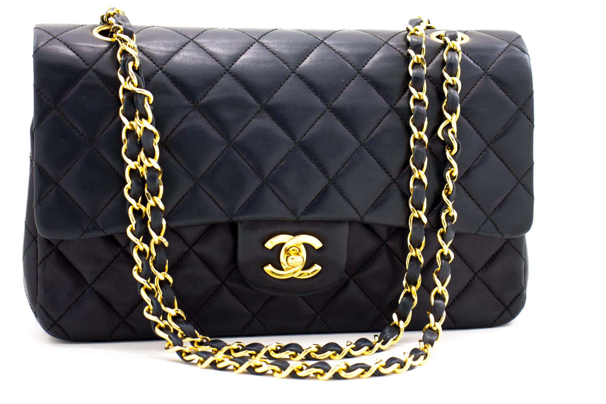 An authentic CHANEL 2.55 Classic Double Flap Dark Navy Medium Chain Shoulder Bag Lamb. The color is Navy. The outside material is Leather. The pattern is Solid. This item is Vintage / Classic. The year of manufacture would be 1989-1991.
Conditions &