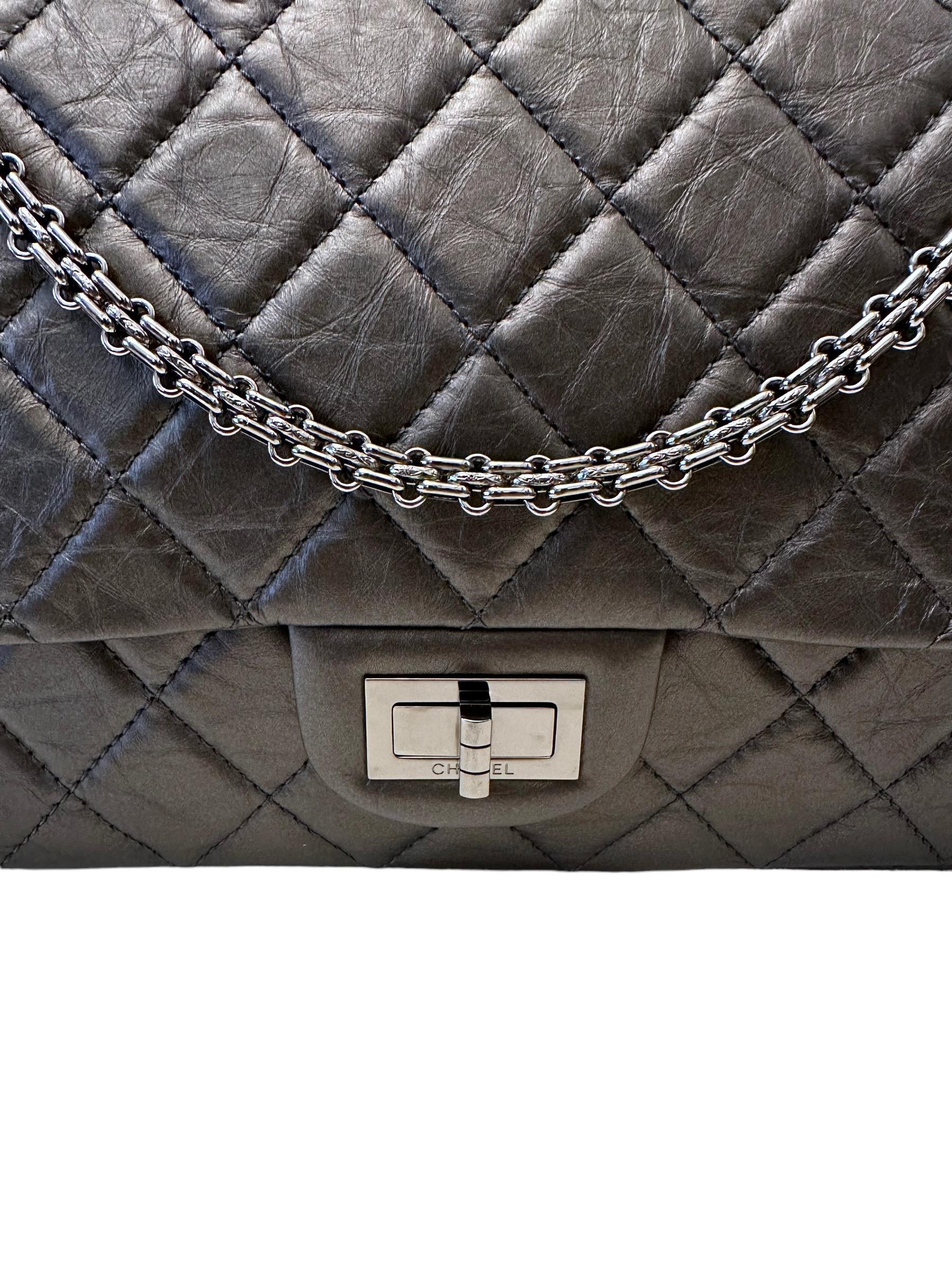 Chanel 2.55 Graue Maxitasche aus gealtertem Kalbsleder mit doppelter Klappe (Schwarz) im Angebot