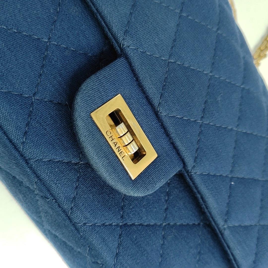 Chanel 2.55 Double Flap Medium Blu Reale in Fabrice Oro con tracolla a catena in vendita 5