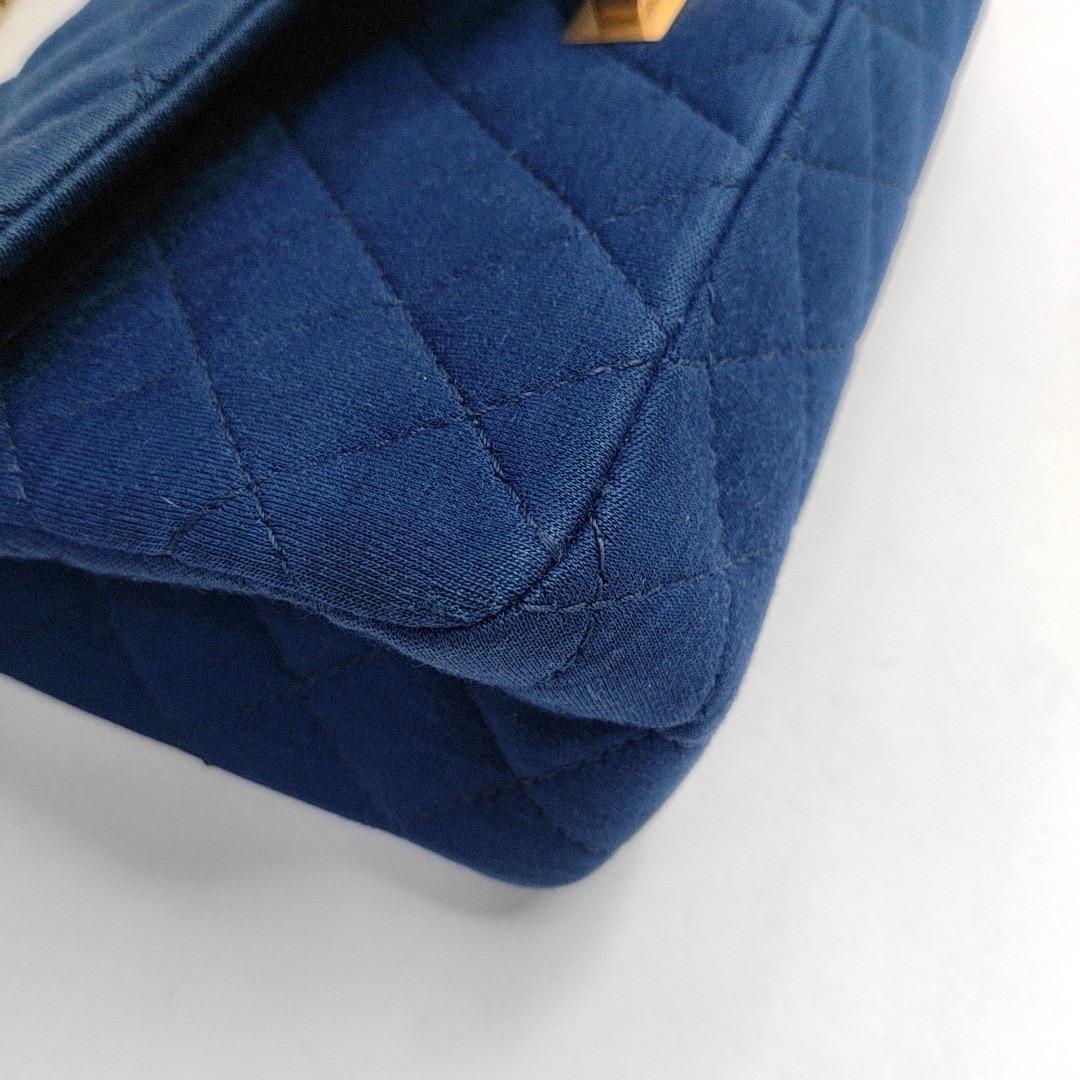 Chanel 2.55 Double Flap Medium Blu Reale in Fabrice Oro con tracolla a catena in vendita 6