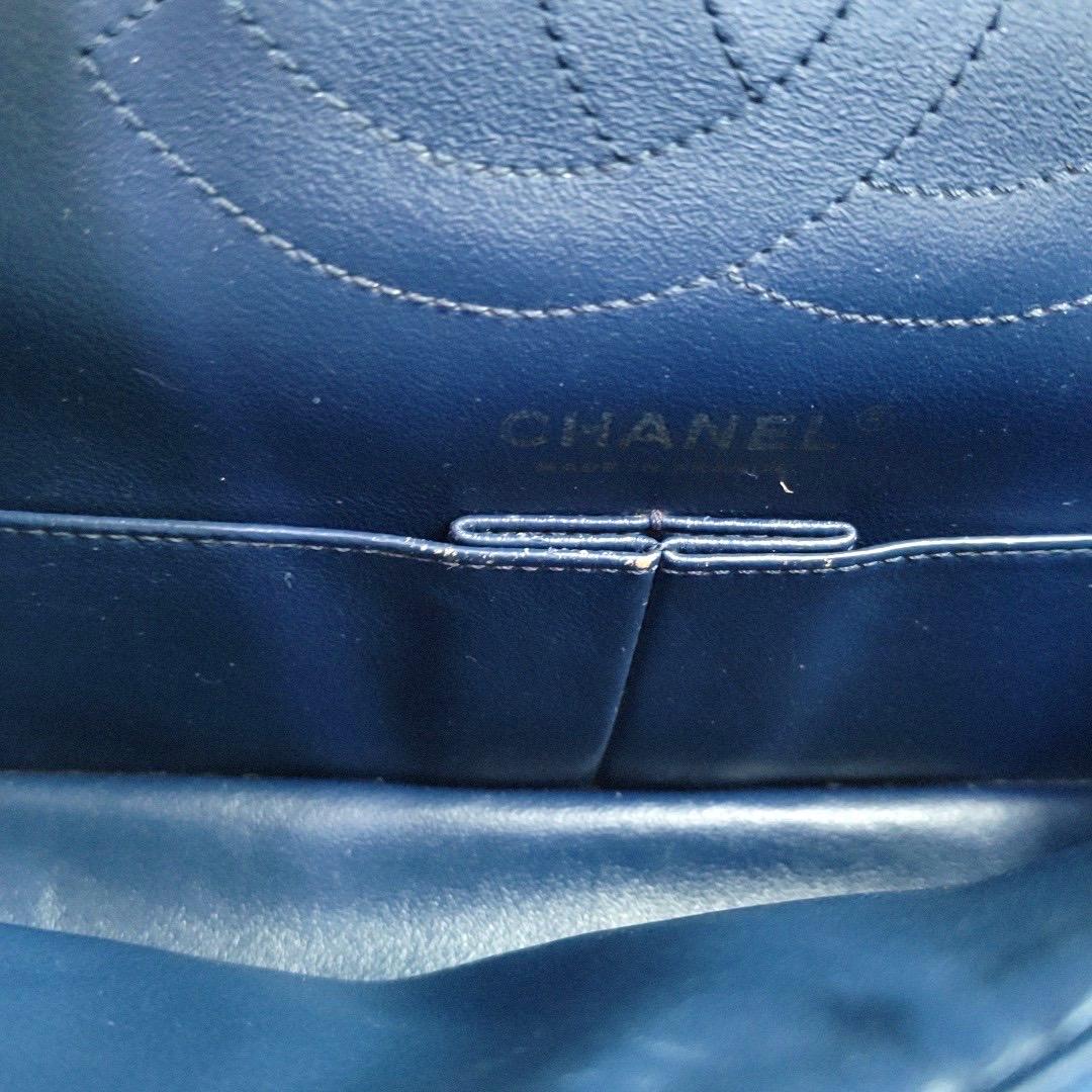Chanel 2.55 Double Flap Medium Blu Reale in Fabrice Oro con tracolla a catena in vendita 9