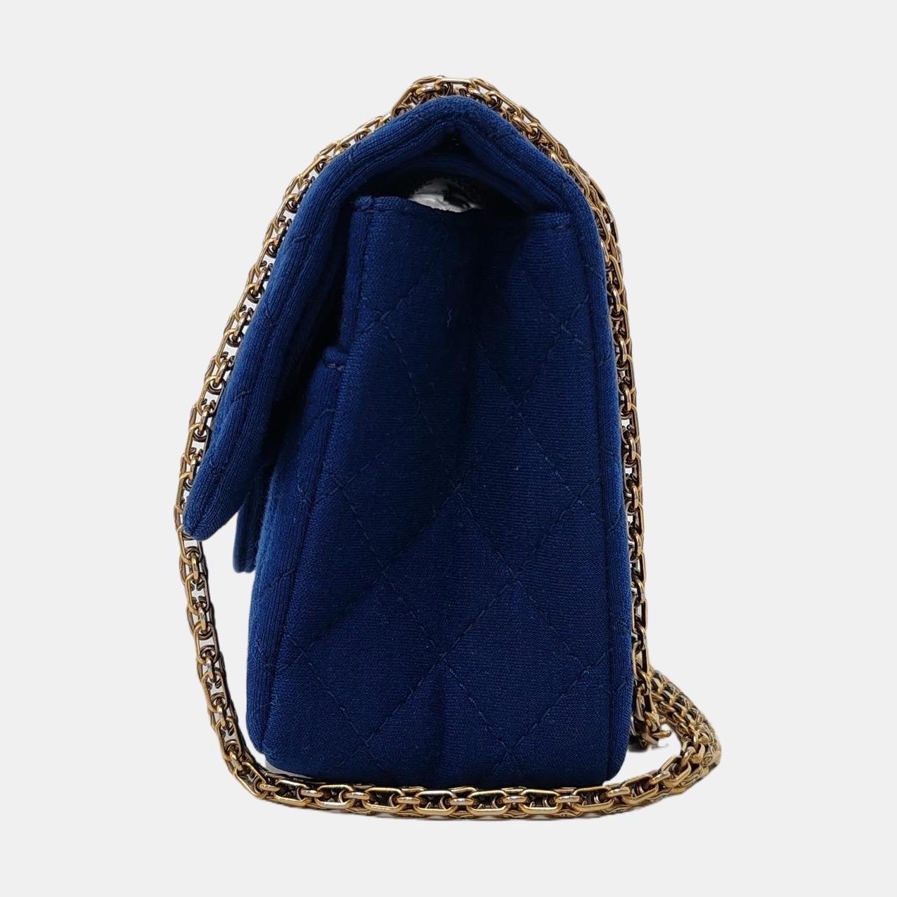 Chanel 2.55 Double Flap Medium Blu Reale in Fabrice Oro con tracolla a catena In condizioni buone in vendita a AUBERVILLIERS, FR