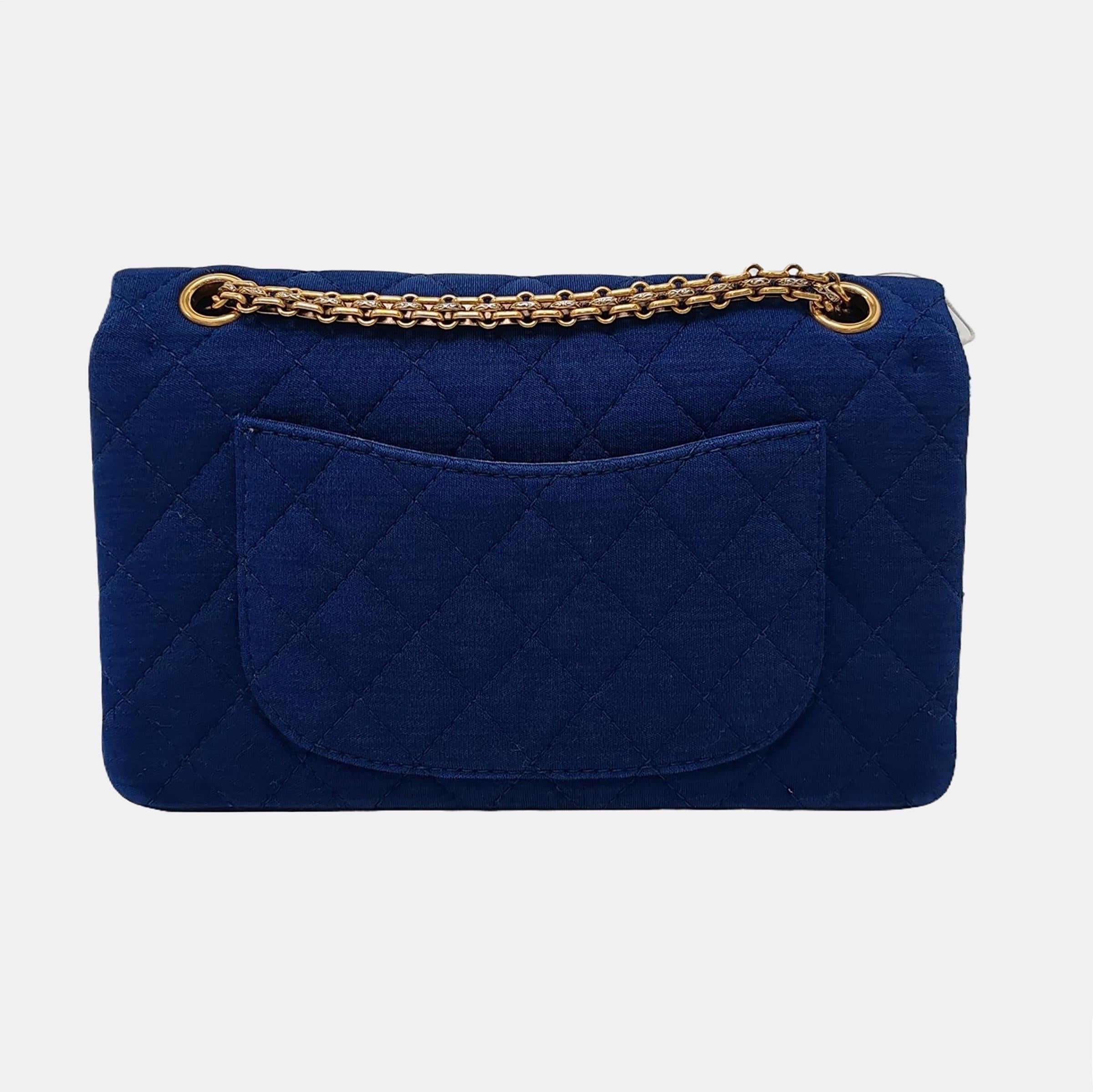 Donna Chanel 2.55 Double Flap Medium Blu Reale in Fabrice Oro con tracolla a catena in vendita