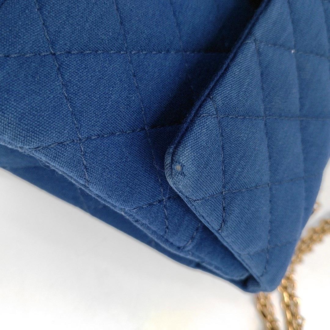 Chanel 2.55 Double Flap Medium Blu Reale in Fabrice Oro con tracolla a catena in vendita 1