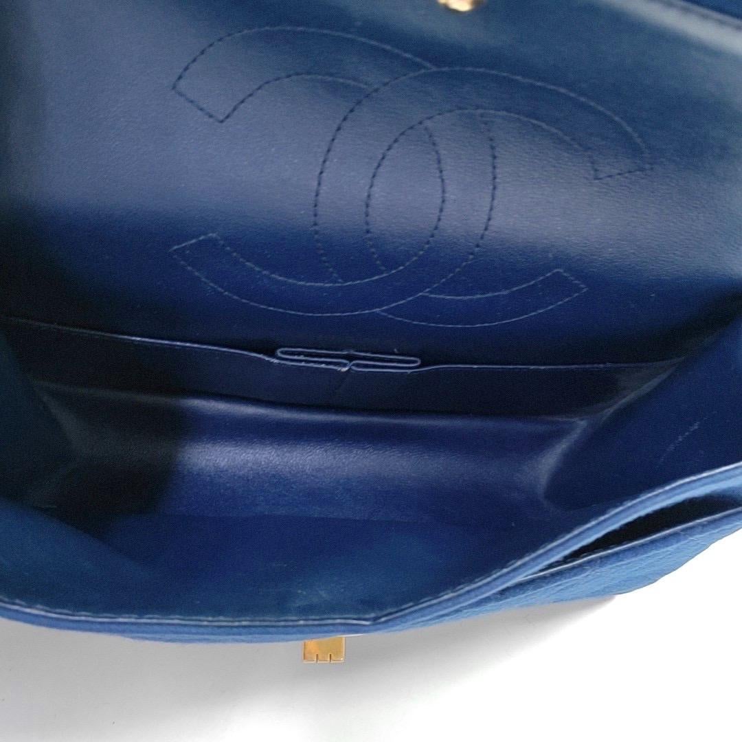 Chanel 2.55 Double Flap Medium Blu Reale in Fabrice Oro con tracolla a catena in vendita 2