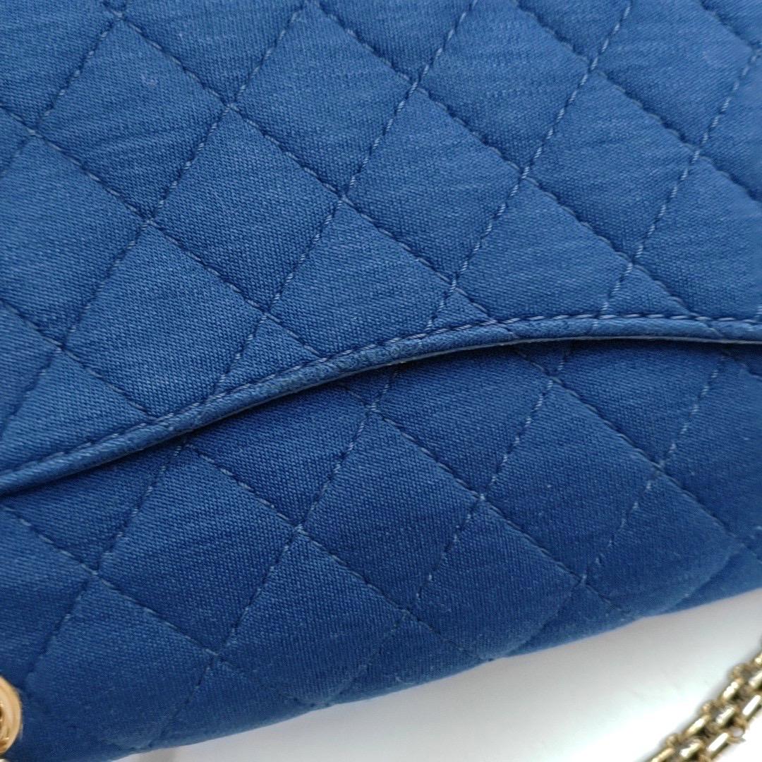 Chanel 2.55 Double Flap Medium Blu Reale in Fabrice Oro con tracolla a catena in vendita 3