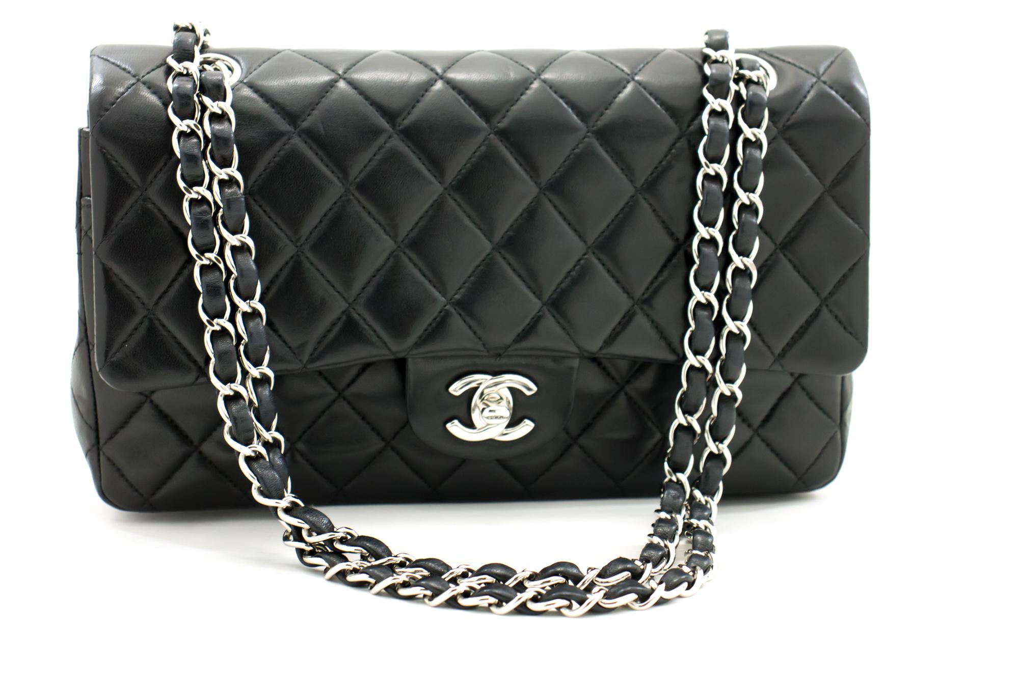 Eine authentische CHANEL 2.55 Classic Double Flap Medium Silber Kette Umhängetasche Schwarz. Die Farbe ist Schwarz. Das Außenmaterial ist Leder. Das Muster ist solide. Dieser Artikel ist zeitgenössisch. Das Jahr der Herstellung wäre