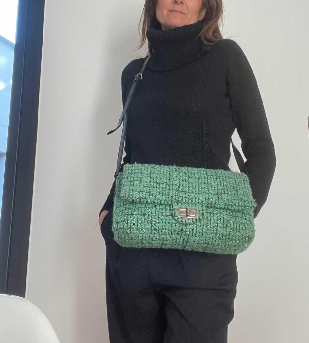 CHANEL 255 Flap Bag in Green Tweed. The hardware is in aged silver metal.
In very good condition.
Material: tweed, leather
Dimensions: 33x21x8cm
Shoulder strap dimension: at the shortest 107 cm, several additional holes to make it longer, otherwise