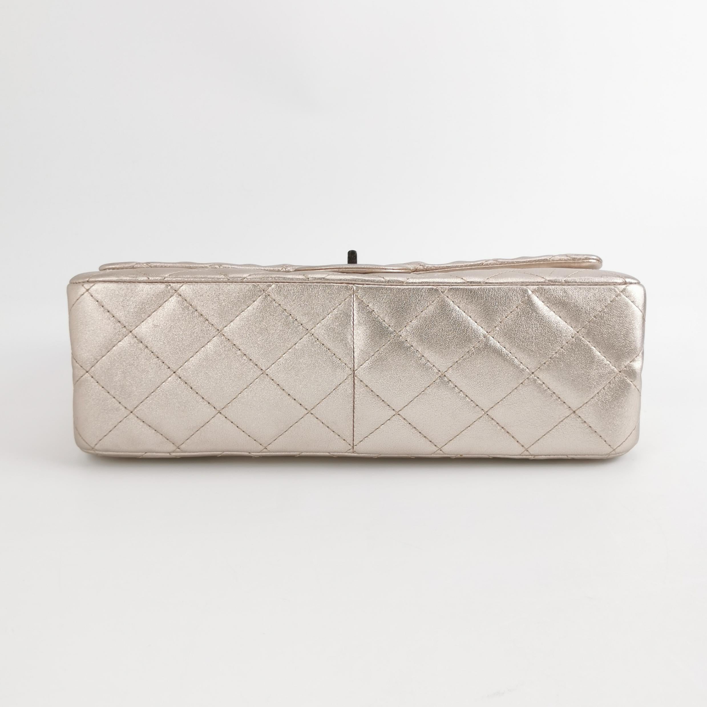 Chanel 2.55 Flap Bag Maxi Rose Gold Iridescent Lambskin Leather Silver Hardware In Good Condition For Sale In AUBERVILLIERS, FR